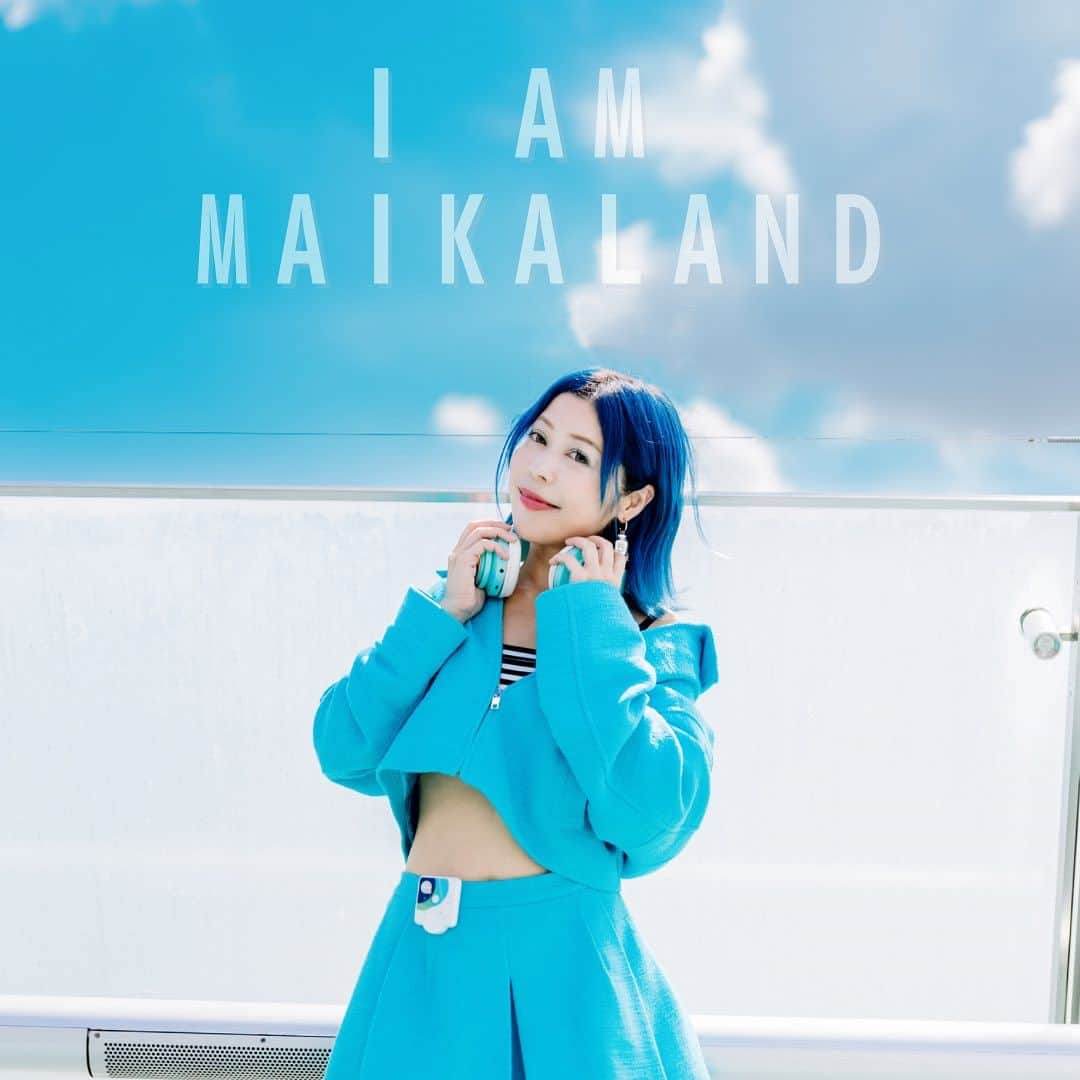 舞香のインスタグラム：「MAIKALANDに 改名しました🌟  MAIKALANDって ３次元のコミュニティというより もっと見えない次元に存在してる 感覚がずっとあって  ３次元のコミュニティは 氷山の一角でしかない感じでした🍧  地球の次元上昇とともに 自分の次元が上がってきて  そしたら 見えない次元のMAIKALANDも より確かなものとして 捉えられるようになりました🌈  MAIKALANDに集う いろんな存在達が わたしの体を通してこの地球に 必要なことを起こしていきます🌟  今までの発信も存在達が やってくれてたんだけど これからはより一層 透明な器となり MAIKALANDのエネルギーを 表現していくと決めました🫶  そのための改名です。  わたしだけど、わたしじゃない MAIKALAND🌈」