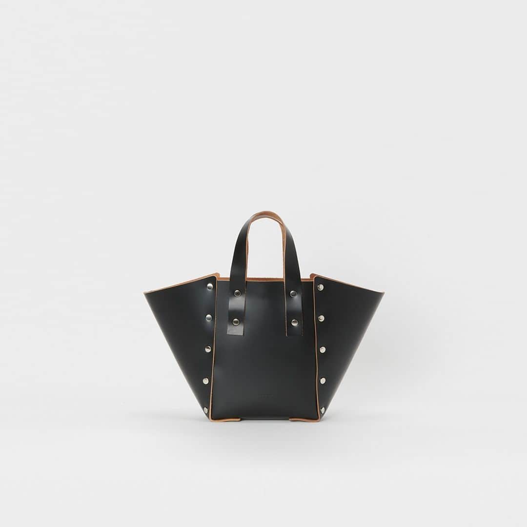 エンダースキーマのインスタグラム：「“assemble” line from the 2023sa(summer/autumn) will be at stores from the 23rd of Sep. *flagship stores @sukima_shop and retailers in Japan *abroad: late Sep  model: assemble hand bag wide S/M/L color: black, white, beige, pistachio, mocha  #assemble #henderscheme #2023sa」