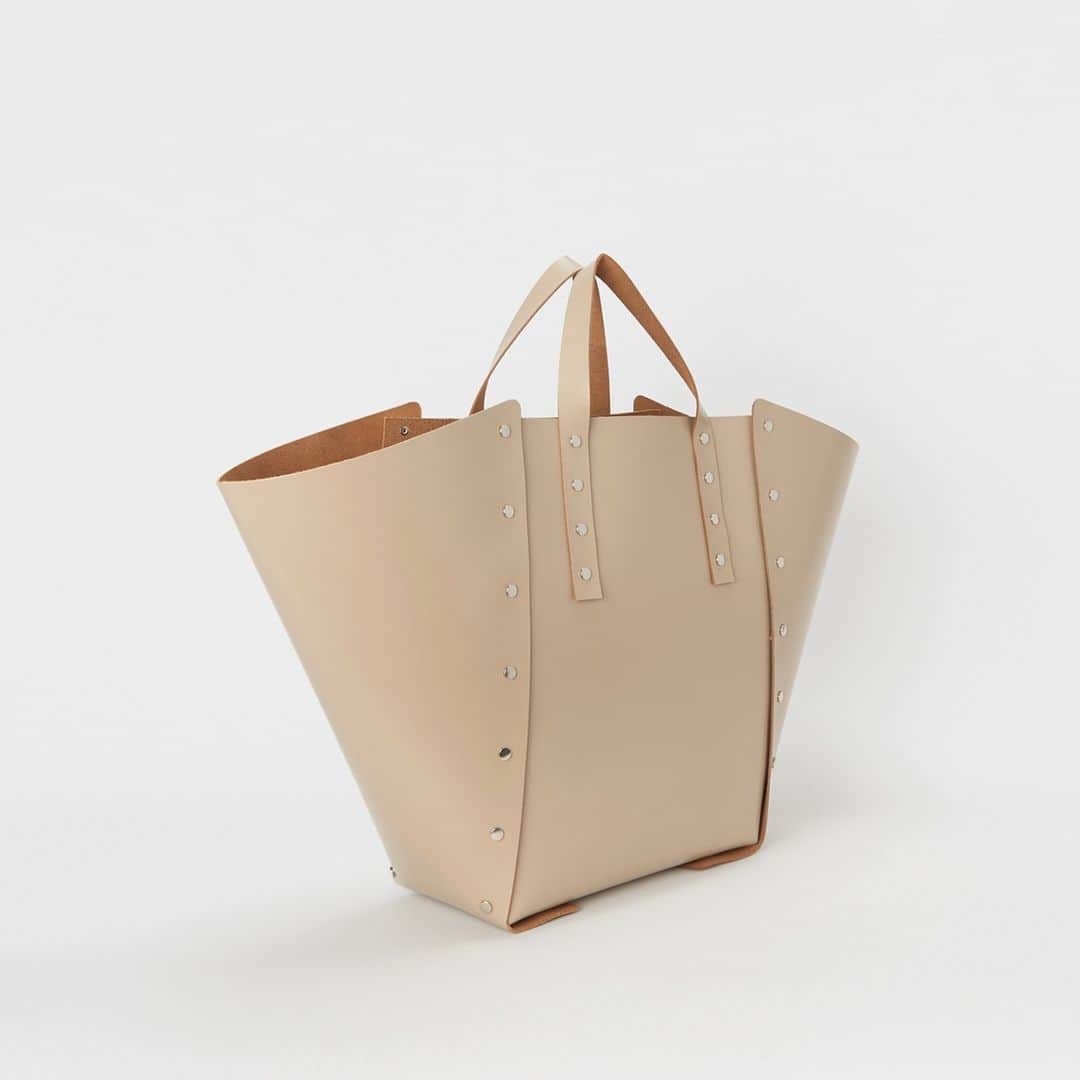 エンダースキーマさんのインスタグラム写真 - (エンダースキーマInstagram)「“assemble” line from the 2023sa(summer/autumn) will be at stores from the 23rd of Sep. *flagship stores @sukima_shop and retailers in Japan *abroad: late Sep  model: assemble hand bag wide S/M/L color: black, white, beige, pistachio, mocha  #assemble #henderscheme #2023sa」9月18日 10時36分 - henderscheme