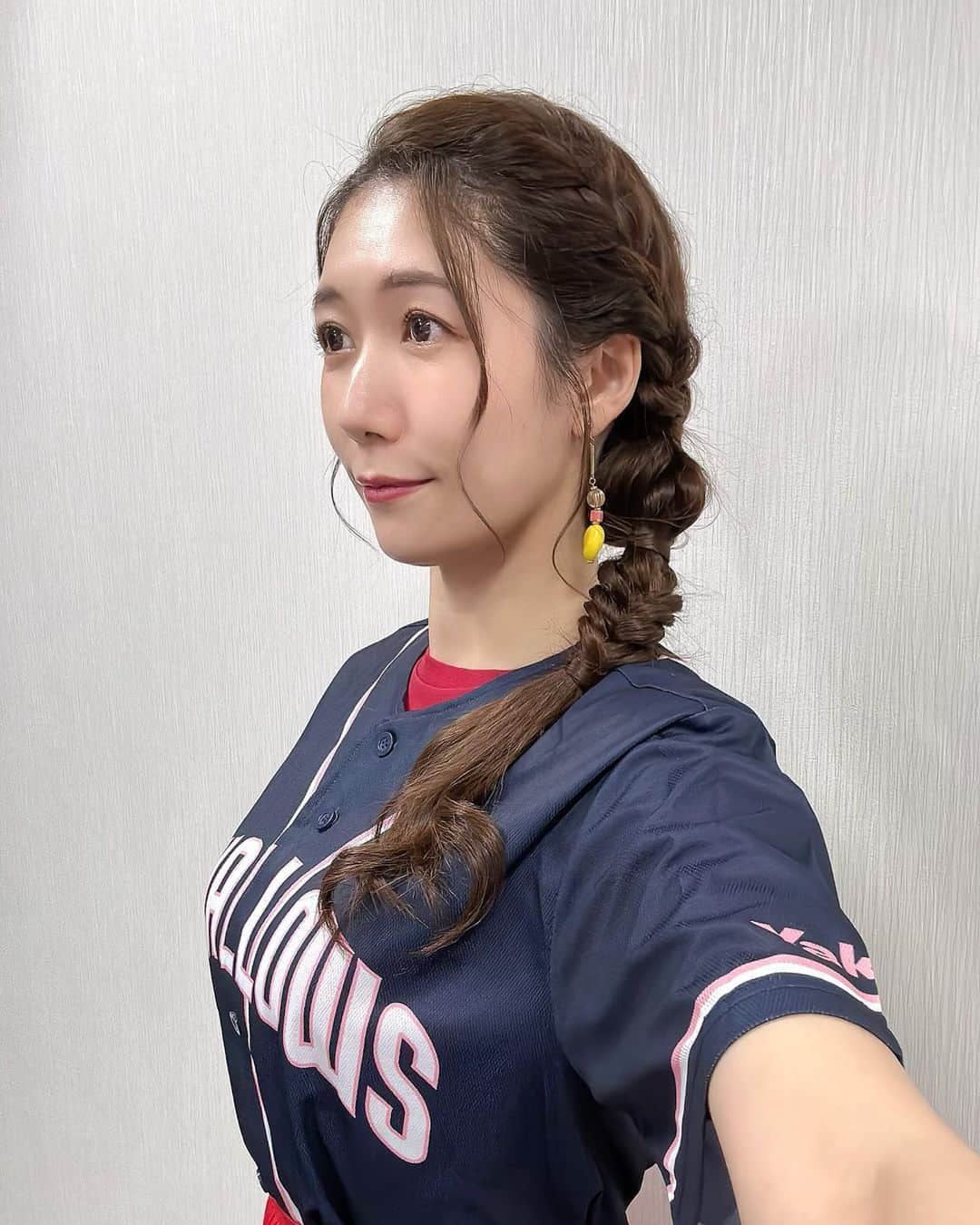 穂川果音さんのインスタグラム写真 - (穂川果音Instagram)「hairstyle  サイド編み下ろしヘアです😊  ボールとバットをイメージしたサイド編み下ろしなんだって⚾️笑  #ヘアアレンジ　#編み下ろし　#編み下ろしアレンジ #アベプラ　#hairarrange #イヤリング　#earrings #野球ヘア」9月18日 10時28分 - hokawakanonn