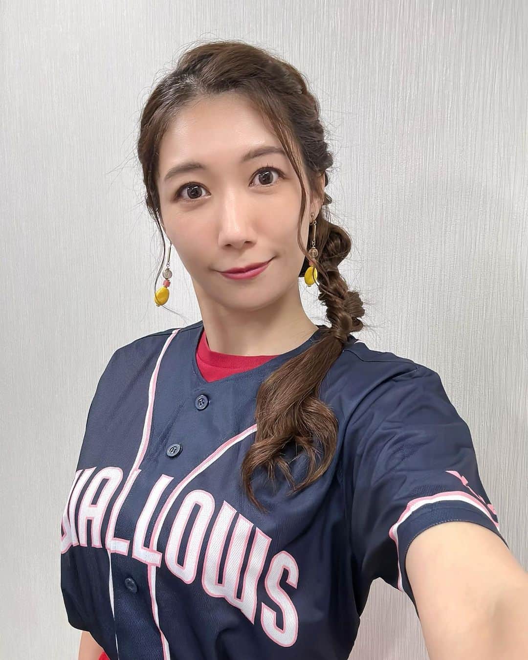 穂川果音さんのインスタグラム写真 - (穂川果音Instagram)「hairstyle  サイド編み下ろしヘアです😊  ボールとバットをイメージしたサイド編み下ろしなんだって⚾️笑  #ヘアアレンジ　#編み下ろし　#編み下ろしアレンジ #アベプラ　#hairarrange #イヤリング　#earrings #野球ヘア」9月18日 10時28分 - hokawakanonn