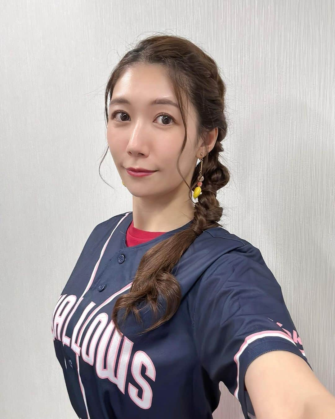 穂川果音さんのインスタグラム写真 - (穂川果音Instagram)「hairstyle  サイド編み下ろしヘアです😊  ボールとバットをイメージしたサイド編み下ろしなんだって⚾️笑  #ヘアアレンジ　#編み下ろし　#編み下ろしアレンジ #アベプラ　#hairarrange #イヤリング　#earrings #野球ヘア」9月18日 10時28分 - hokawakanonn