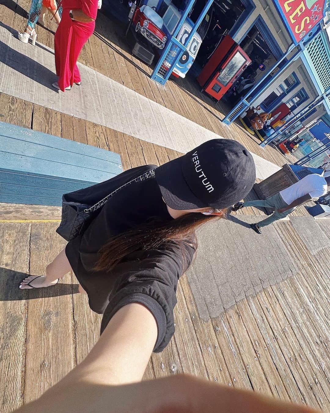スヒョンのインスタグラム：「♥ 이번 미국 여행에서 찍은 셀카는 혼자 산타모니카 바다 구경하면서 찍은 딸랑 요고 하나 😎 어때용 저 좀 MZ 같나용 ✨ 𝑱𝒂𝒏𝒈𝒔𝒖𝒉𝒚𝒖𝒏」