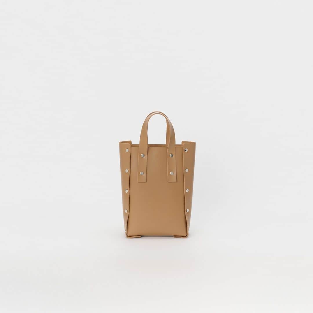 エンダースキーマのインスタグラム：「“assemble” line from the 2023sa(summer/autumn) will be at stores from the 23rd of Sep. *flagship stores @sukima_shop and retailers in Japan *abroad: late Sep  model: assemble hand bag tall S/M/L  color: black, white, beige, pistachio, mocha  #assemble #henderscheme #2023sa」