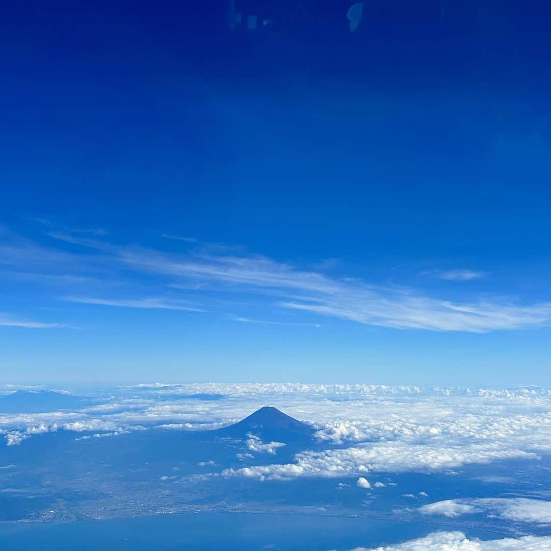 澤野井香里さんのインスタグラム写真 - (澤野井香里Instagram)「朝イチの飛行機で東京へ✈️  お空から見る青空に映える#富士山 🗻がとってもキレイでパワーもらえた🥰  子供達はイヤホン🎧して各々好きな映画🎬見てくれて、移動が楽になったなぁ〜😌  空港から移動考えたらやっぱり京都からだと新幹線🚅の方が早いけど、空の旅が好き💫  #ks_23✨ #ks_tokyo✨ #国内旅行 #家族旅行 #東京旅行 #伊丹空港 #東京 #こどもとおでかけ #男の子ママ #女の子ママ #ママライフ #ママリ #コドモノ  #7歳 #4歳 #👦🏻👧🏻 #S⭐️_ #M🍒_  #s⭐️m🍒 #✈️」9月18日 10時31分 - kaori_sawanoi