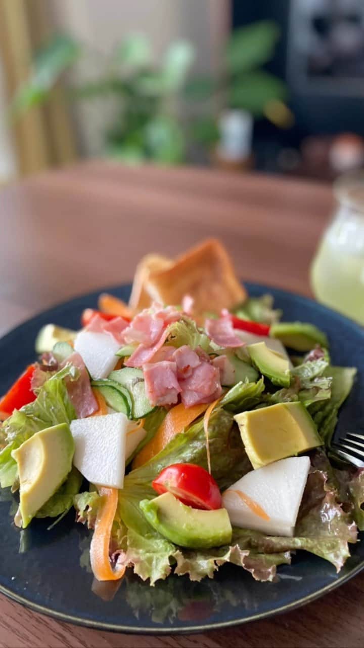 上妻未来のインスタグラム：「無性に食べたくなるサラダランチ🥗  大盛りで大満足👌 だけどっサラダランチってすぐ消化されるから お腹すくんだよな〜😜  #未来亭」