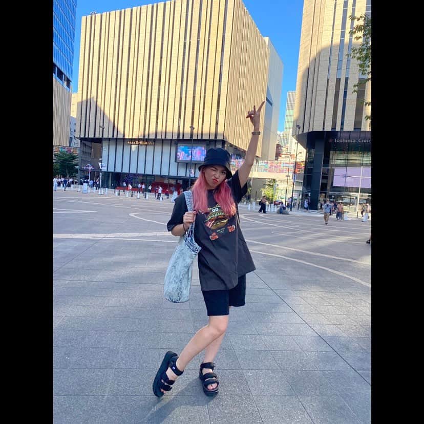 ダンドイ舞莉花のインスタグラム：「おはようございます！☀️  #ミュージカルスクールオブロック  本日 東京千秋楽です㊗️  グッズのデューイTシャツを着て❤️ トートバッグも持って😍  LET’S ROCK!!!!!🎸🤟🏻🖤  Today will be our final performance in Tokyo!!  School of Rock the musical has been a blast!  Let’s do this😎  #schoolofrock #schoolofrockbroadway #schoolofrockmusical #musicaltheatre #musical #theatre #tokyo #japan #performer #singer #finalperformance #intokyo」