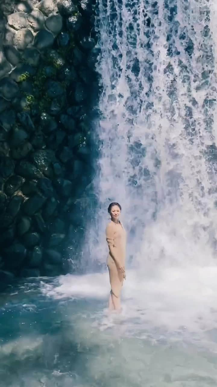 西内まりやのインスタグラム：「Cherish the time to feel the earth and heart🌏  夏の終わりにキャンプ🏕️  大自然に囲まれ心洗われ最高でした〜🫧🌱  大地と心と向き合う大切な時間🧘  #energy #fitnessgym_energy」