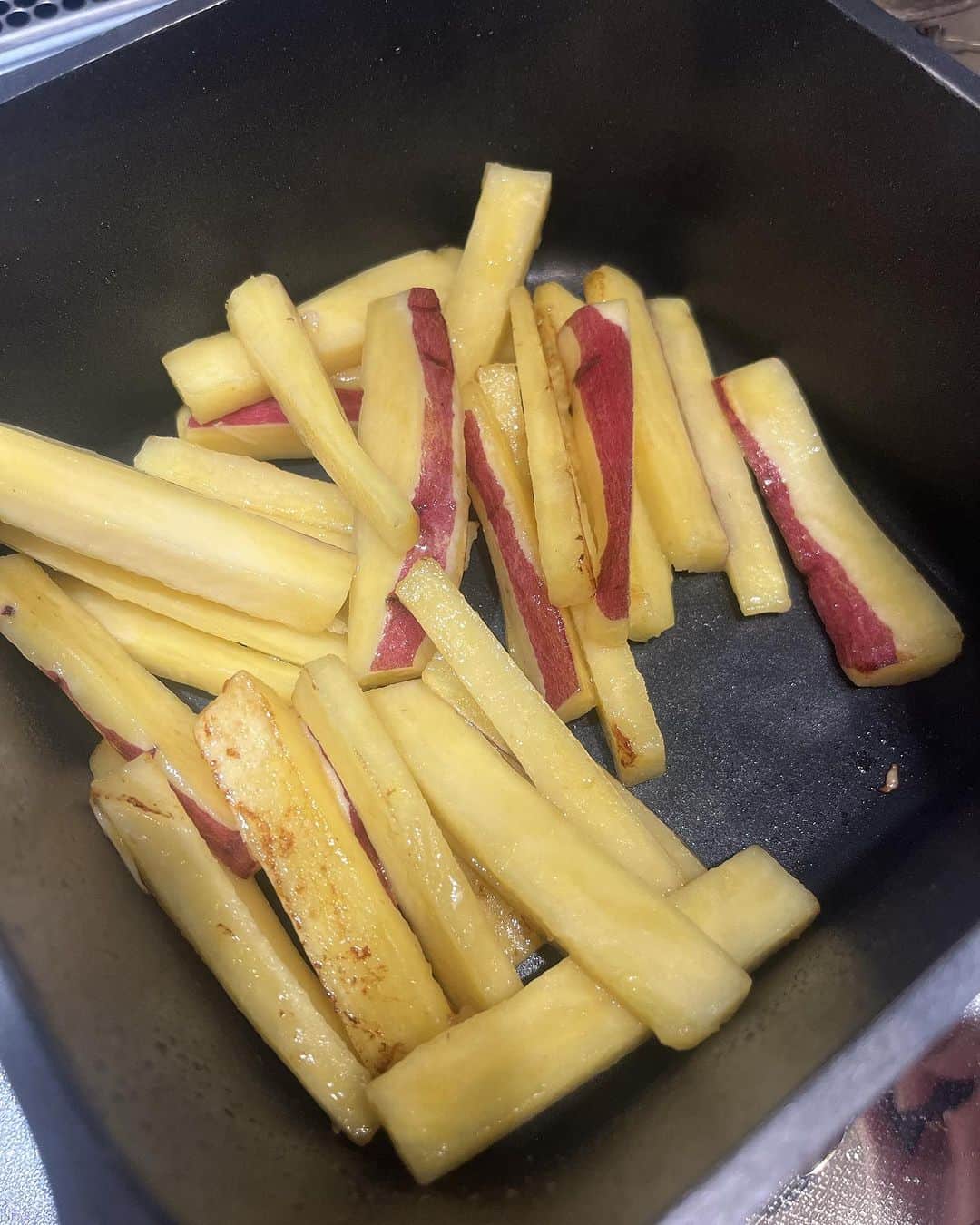 魚住咲恵のインスタグラム：「お芋で何か副菜一品作っておこうと思ったんだけど、ただ炒めただけで、もう美味しそう😋  これ以上、何かする必要あります？  って、聞かれてる気がするのは私だけ？  #さつまいも #旬  #魚住咲恵」