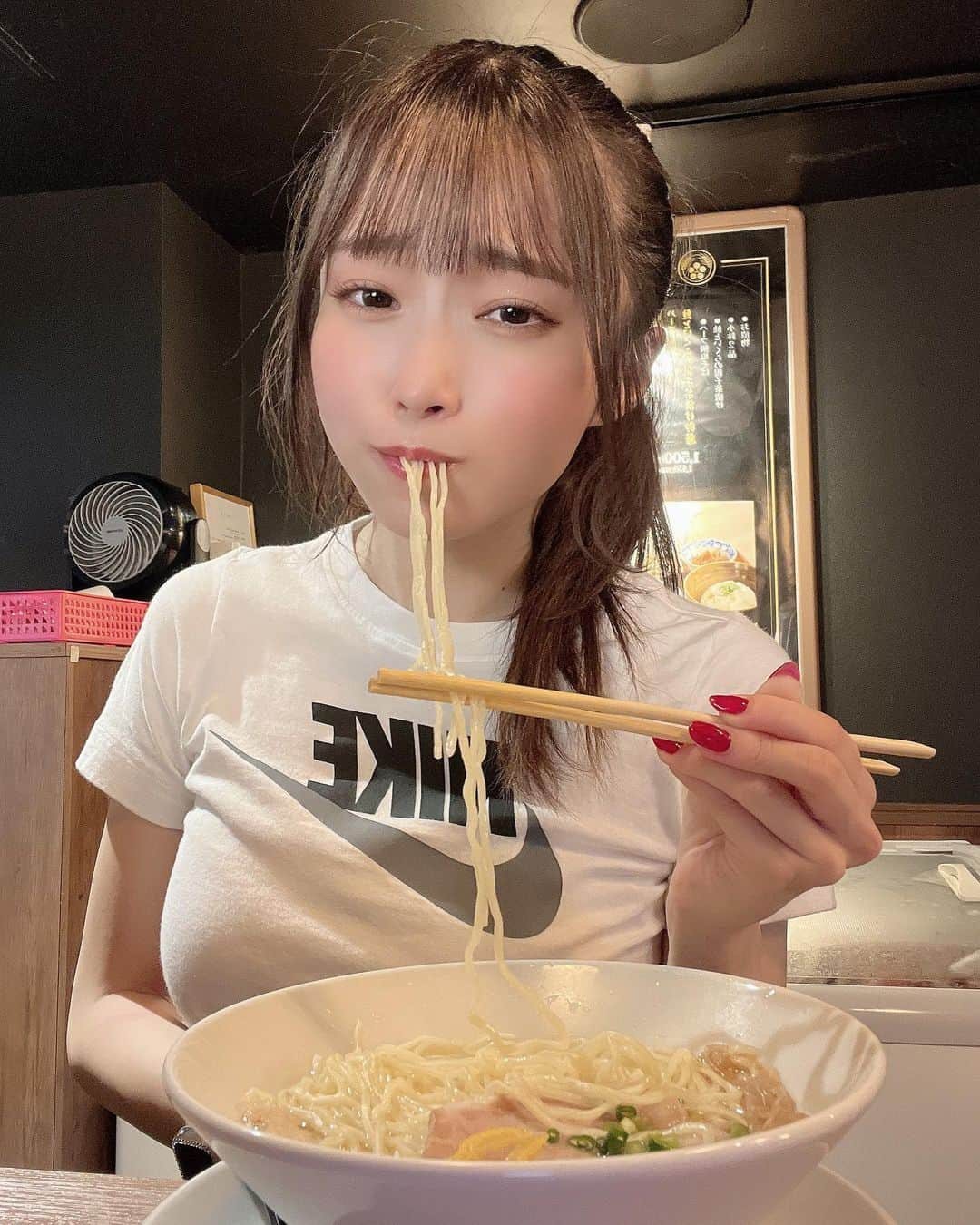 岸みゆのインスタグラム：「週5でラーメン女子🍜♡ みんなのおすすめラーメン教えてください！」