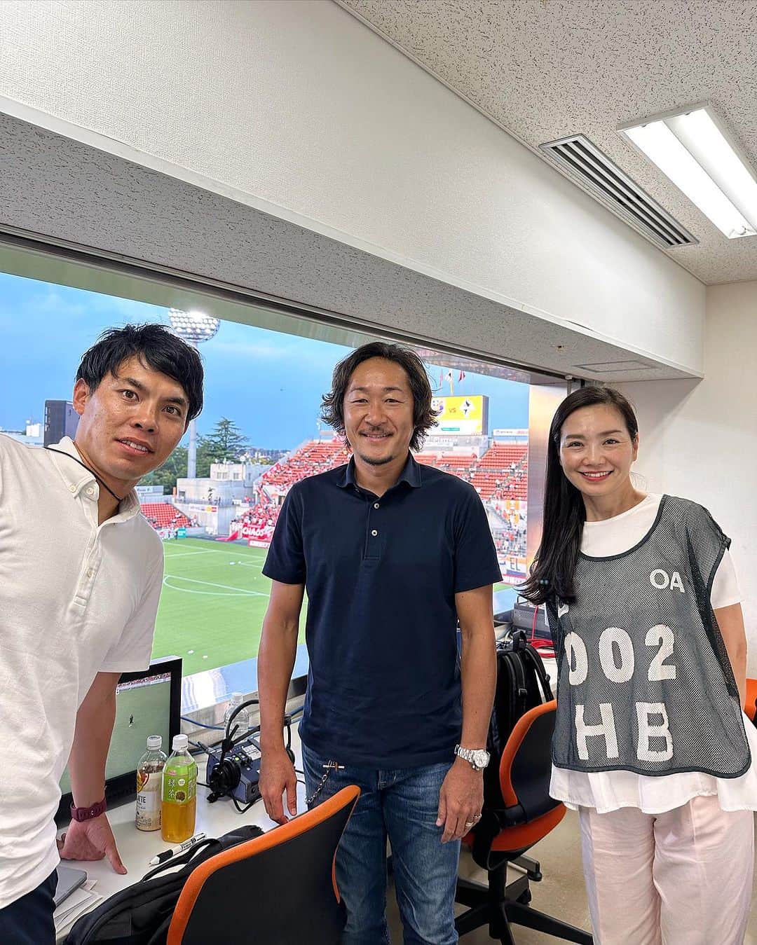 石川直宏のインスタグラム：「『解説』  NACK5スタジアムで行われた J2第36節 大宮v.s 熊本 の解説をさせていただきました🎤  お互いのスタイルが表れた試合。 信念と意地のぶつかり合いが独特の緊張感を生み、解説している僕も気づいたら汗をかいていました。  オカニー @shuto.okaniwa2  誕生日おめでとう✨  マコ @makoto19981010  リム @rimu.matsuoka.soccer  とも久々に話が出来ました🤝  レイ @rei_hirakawa のプレーも観たかった！ 輝一 @kiichi.23 とは会えず。頑張れ！！  実況の大悟  リポーターの #ゆきざわともこ さん 関係者の皆さん  ありがとうございました🤝  #明治安田生命J2リーグ #jleague #Jリーグ #DAZN #大宮熊本 #解説 #NaohiroIshikawa #石川直宏」