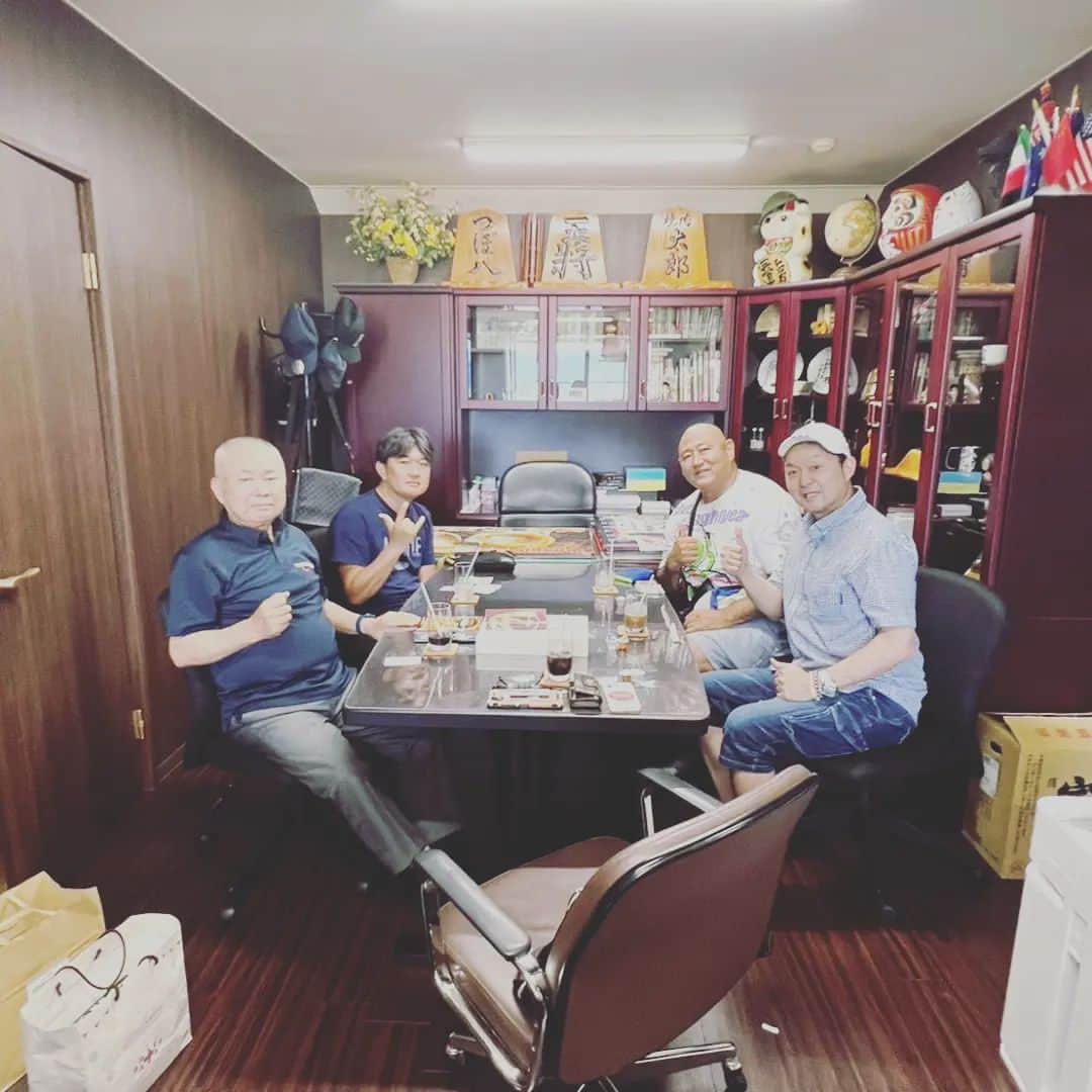 松本隆博のインスタグラム：「。⁡ ⁡そして、森山会長事務所に⁡ ⁡伺うと、そこにはなんと…⁡ ⁡アレクサンダー大塚さんも⁡ ⁡おられ(ﾉ˶>ᗜ​<˵)ﾉ(ﾉ˶>ᗜ​<˵)ﾉ(ﾉ˶>ᗜ​<˵)ﾉ⁡ ⁡大興奮でした‼️‼️‼️‼️⁡ ⁡鳥取でイベントのお仕事おありとの⁡ ⁡事で急遽立ち寄られたと( ᴖ ·̫ ᴖ )⁡ ⁡沢山の方がこうやって訪問されます。⁡ ⁡森山会長いつもありがとうございます‼️⁡ ⁡ ⁡還暦少年 松本隆博」