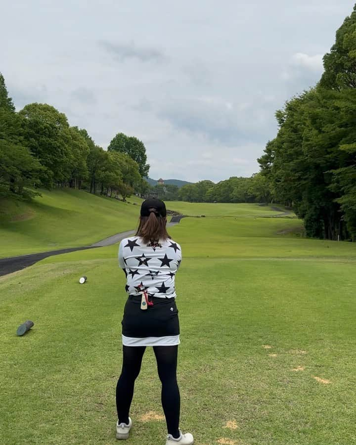 川原由維のインスタグラム：「【福岡センチュリーGc🖤】  女子トーナメントや、日韓戦もしてたコースだから、中々の戦略性があって、難易度高いゴルフコース⛳️  #ゴルフ #golf #ゴルフ女子 #女子プロゴルファー #景色最高 #お天気最高 #ping #tommyhilfiger #jackbunny #eyevol #fhoto #ralphlauren #ralphlaurengolf #footjoy #アルチビオ #デサント#fr2golf #ゴルフレッスン #福岡センチュリーゴルフ倶楽部」