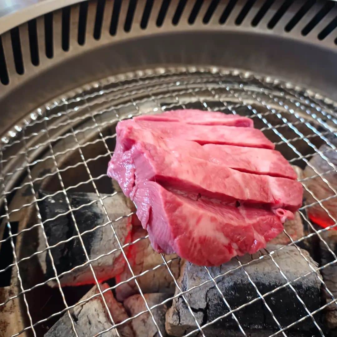 松本隆博のインスタグラム：「。⁡ ⁡森山会長！⁡ ⁡いつもありがとうございます‼️⁡ ⁡焼肉但馬庵はなれの焼肉🥩‪🔥⁡ ⁡(ﾉ˶>ᗜ​<˵)ﾉいつもながら最高👍⁡ ⁡美味しかったです。⁡ お土産に頂いたぶどうは、お彼岸⁡ ⁡なので実家に送り、頂いたお肉⁡ ⁡これまたとっても柔らかくて⁡ ⁡美味しかったです😋‼️‼️⁡ 「ヘレ」という部位だそうですが⁡ ⁡これは…特上ハラミいや、、⁡ ⁡フィレではないか❓と思うくらい美味い⁡ ⁡沢山頂いたので食べても食べても⁡ ⁡ヘラないです‪(´•ᴗ• ก )‬՞ ՞⁡ ⁡ありがとうございます。⁡ ⁡」