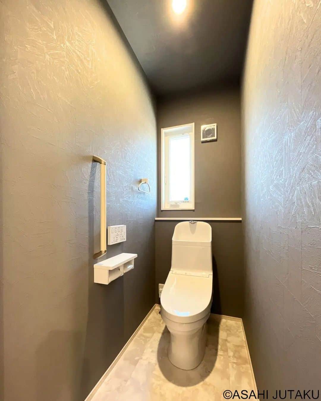 朝日住宅株式会社さんのインスタグラム写真 - (朝日住宅株式会社Instagram)「《トイレ》 グレー系のクロスは今、人気の高いお色の一つです。 模様のようなムラのある風合いが特徴的な濃い目のクロスをセレクト。 トイレ空間がモダンでスタイリッシュな印象になりました。  ✜✜✜✜✜✜✜✜✜✜✜✜✜✜✜✜✜✜✜✜✜✜✜　　　　　　　　　　　　施工例をもっと見たい方は こちら⇒ @asahijutaku　　　　　　　　　　　　　　　　　　　　　　　　　　　浜松笠井展示場ご見学希望の方は こちら⇒ @asahijutaku.hamamatsu　　　　　　　　　　　　　　　　　　　　　✜✜✜✜✜✜✜✜✜✜✜✜✜✜✜✜✜✜✜✜✜✜✜  #グレー系クロス　#トイレ　#トイレ空間 #朝日住宅 #住宅　#住宅デザイン　#インテリア　#マイホーム #マイホーム計画 #家づくり #おうち時間 #こだわりの家 #施工例 #新築 #一戸建て #注文住宅 #自由設計 #規格住宅 #高気密高断熱 #免疫住宅 #全館空調 #丁寧な暮らし #静岡県西部　#静岡県西部注文住宅 #磐田市 #磐田市住宅会社 #磐田市注文住宅 #浜松市 #浜松市住宅展示場 #浜松市モデルハウス」9月18日 10時49分 - asahijutaku