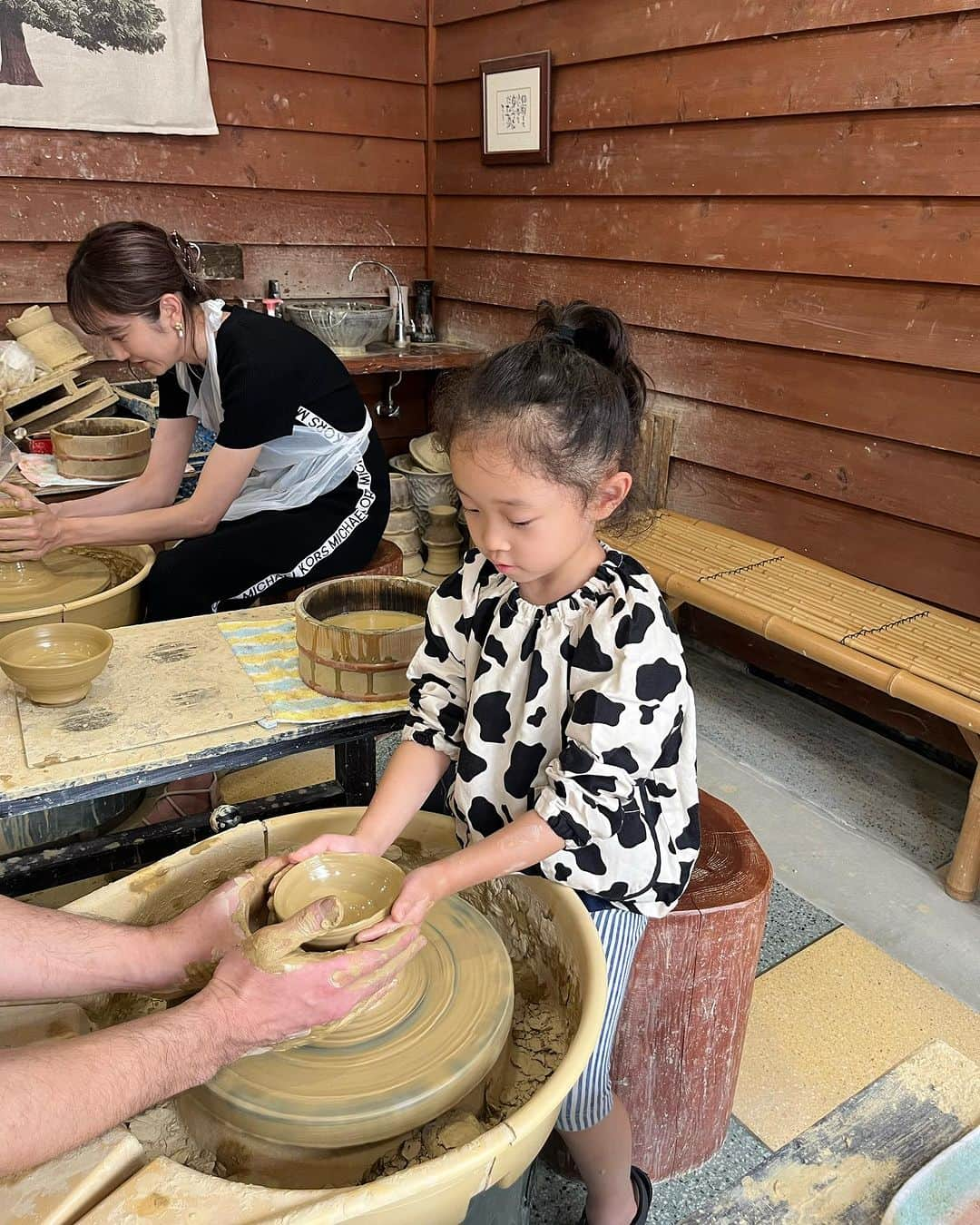 新海史子のインスタグラム：「♨️旅の思い出🍶  (石川・福井)  九谷焼 陶芸体験 ↓ 近江町市場で昼飲み ↓ 大江戸温泉あわら カニ食べ放題  お酒全般飲み放題 ↓ 芝政ワールドで運動 ↓ ホテル八木 海の幸食べ放題 日本酒飲み放題  ずっと飲んでました。  #旅 #酒 #温泉 #石川 #福井 #近江町市場 #芝政ワールド #ホテル八木 #大江戸温泉」