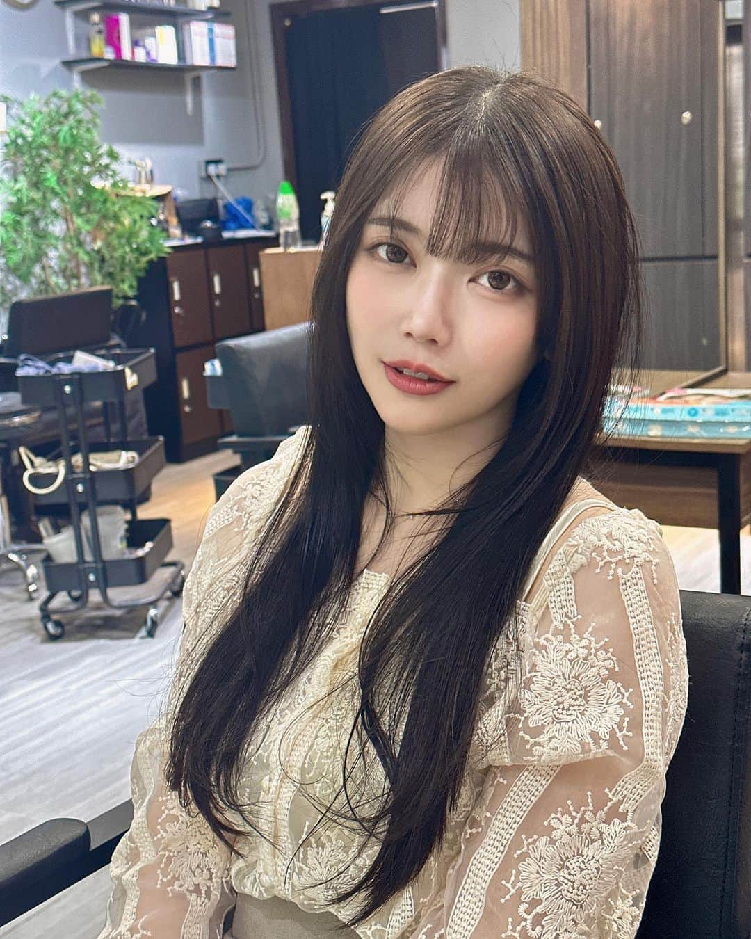 MICさんのインスタグラム写真 - (MICInstagram)「@reon.hairsalon  @reon.ryu   りゅうさんのところでトリートメントしたよ❤︎ 生き返ったʕʘ̅͜ʘ̅ʔ  　 #ヘアチェンジ  #ヘアカラー #トリートメント #ヘアケア #さらさらヘアー #美髪  #ブラウンカラー #ロングヘア  #自拍  #hongkong #HK #causewaybay  #香港  #日系髮型 #銅鑼灣 #日系染髮 #香港美容院 #japanesehairsalon #海外生活 #japanesegirl  #香港生活#染髮  #美发  #香港在住日本人 #hkkol #hkinfluencer #hkdaily #hkjapanese #hkhairsalon #hairsalonhk」9月18日 11時01分 - micmofmof