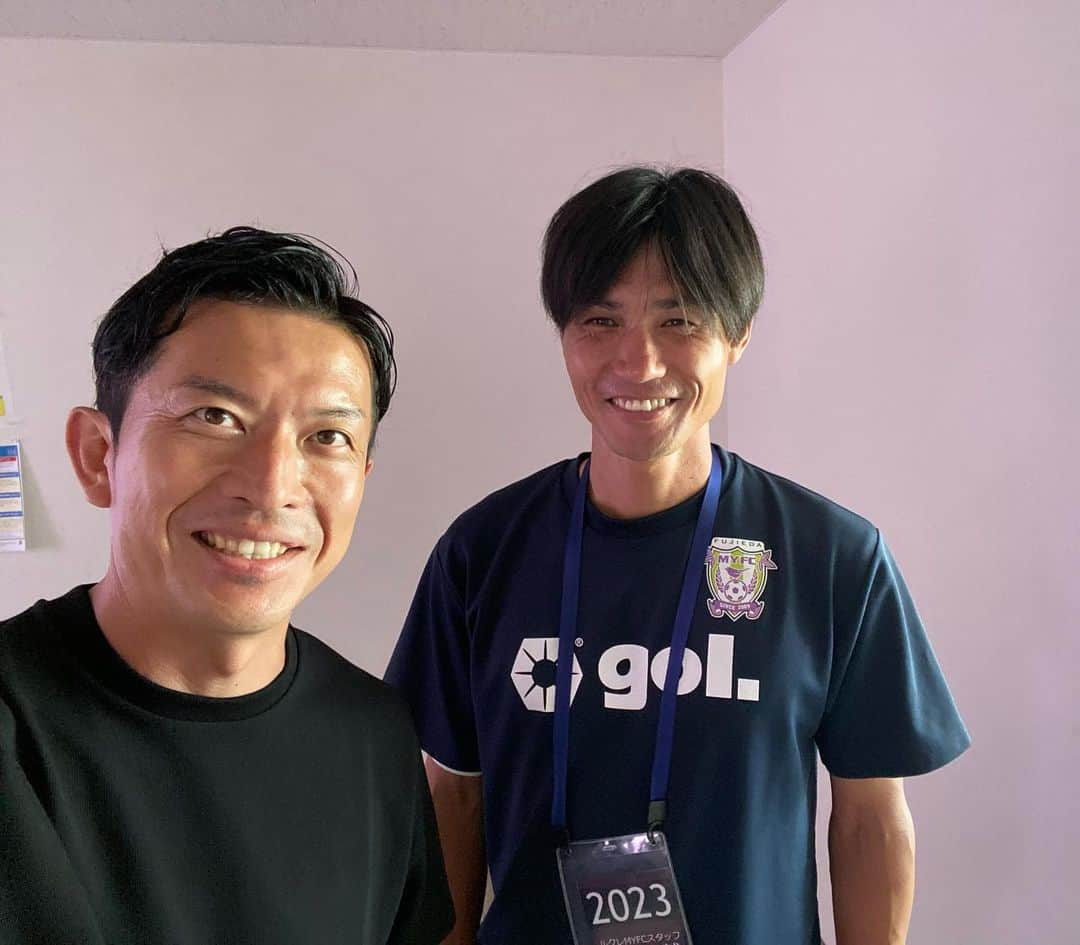 太田吉彰のインスタグラム：「昨日の試合会場（藤枝総合運動公園サッカー場）で、ルクレMYFCの犬塚友輔監督と会いました。  ジュビロユースの同期で、 プロとしても一緒に戦った仲間です。 今はルクレMYFCの監督として、頑張っています。  刺激をもらいました！  今日から、B級コーチ養成講習会後期合宿に参加します。 たくさんのことを学べるよう、頑張ります。　  #JFA #コーチ #指導者　#監督　#静岡　#藤枝 #ルクレMYFC  #犬塚友輔 #ジュビロ磐田　#ユース」