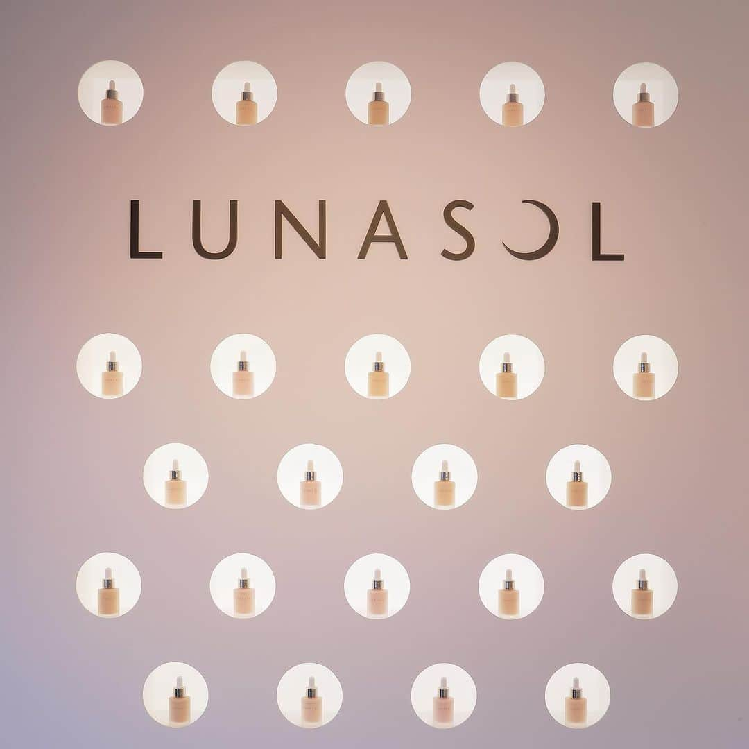 ＬＵＮＡＳＯＬさんのインスタグラム写真 - (ＬＵＮＡＳＯＬInstagram)「＼本日最終日／ LUNASOL 2023 Autumn POPUP at Jingumae  ⁡ 9月16日(土)・17日(日)・18日(月・祝) 神宮前 M-SPACE JINGUMAEにて開催 ＊本日は11:00〜17:45となっております。 ⁡ 9月22日（金）発売の植物由来オイルをふんだんに使用したオイル美容液ファンデーション"カラーオイルセラム"と、広大な宇宙からインスパイアされたメイクアップコレクション"The Infinite Universe"を会場にてお試しいただけます。 ⁡ この秋ルナソルがご提案する、まとう人の表情を引き立てるようなつややかな肌と、鮮やかなカラーと溶け込むようになじむ輝きを掛け合わせた モード感溢れるメイクアップを、ぜひこの機会にお楽しみください。 ⁡ #LUNASOL2023POPUP#カラーオイルセラム#オイル美容液ファンデーション#LUNASOL#ルナソル」9月18日 10時55分 - lunasolofficial