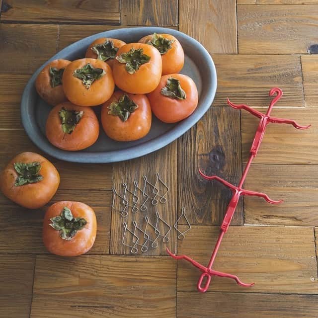 キナリノさんのインスタグラム写真 - (キナリノInstagram)「秋の手仕事🍂 おうちで作れる干し柿キット  －－－－－－－－－  今年の秋は、ご自宅で干し柿づくりを楽しみませんか？  柿の老舗農家である堀内果実園では 秋の手しごと「干し柿」が 簡単につくれるキットをご用意しております🌿  セット内容は自社農園で栽培した “たねなし柿”（渋柿）と 専用のハンガーとクリップ、 作り方のリーフレットがセットになった商品。  渋柿なのでそのままでは食べられませんが、 干して渋みと水分を抜くことで まるで天然の和菓子のような 甘みをぎゅっと凝縮した干し柿を作ることができます。  こちらは予約販売商品、 11月10日までのお届けなので、 少し先のお楽しみとなります！  自分の手で仕上げる干し柿は美味しさもひとしお。 ご家庭のベランダで秋の風情を感じてみてください🍁  －－－－－－－－－  堀内果実園｜果実園の干し柿キット https://kinarino-mall.jp/item-76506  －－－－－－－－－  ▶画像をタップすると詳細情報をご覧いただけます。  ▶プロフィールの「インスタ掲載」ボタンから、ご紹介商品をまとめてご覧いただけます。→@kinarino_official  ▶キナリノアプリでも販売中！ 「お買いもの」→「インスタグラム掲載アイテム」 　 ※ダウンロードはプロフィールリンクから→@kinarino_official  #キナリノモール #キナリノ #丁寧な暮らし #暮らし #スイーツ #3時のおやつ #干し柿キット #干し柿 #干し柿づくり #ドライフルーツ #手作りドライフルーツ #季節の手しごと #秋の手仕事 #堀内果実園 #persimmon #driedpersimmon #dried #driedfruit #ınstafood」9月18日 11時00分 - kinarino_official