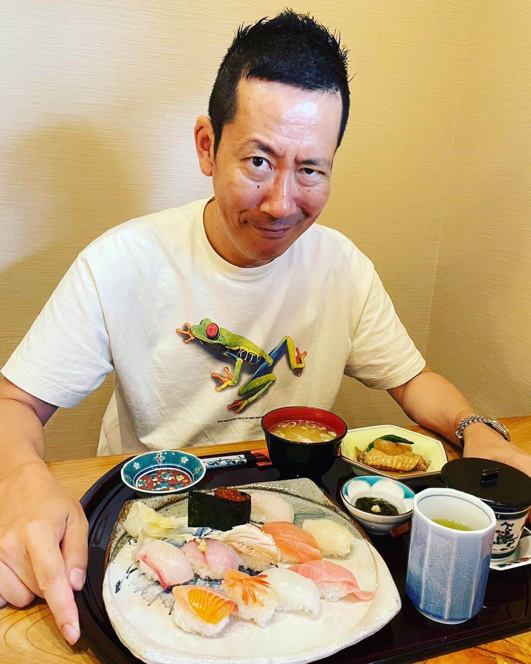 林家木久蔵（2代目）のインスタグラム：「石川県かほく市にて。久々の居酒屋さんでの落語会。木りん二つ目最後の高座だったそーで📸21日から真打だー。頑張れ希林師匠💪 麝香さん、さんまるサン、武田先生有難うございました😀  #石川県 #かほく市  #食楽庵かほくさんまる  #落語会 #林家木りん #林家希林 #林家木久蔵」