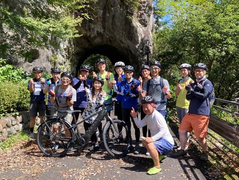 楪望さんのインスタグラム写真 - (楪望Instagram)「* 3連休初日はXEALTで奥多摩ライド🚵‍♀️✨ 満員御礼のご参加をいただきまして、わーいわい！にぎやかな一日となりました🙌  前のツアーに参加してくださったリピーターさん👫 さらには、関東圏外から来てくださった方もいて、本当に嬉しい限りです🥹✨ ありがとうございます🥲✨  色々なお話ができて嬉しかったな〜☺️ 全然時間足りなかったーー！😭  奥多摩には、日本のホラーの金字塔と言っても過言ではない「リング」のロケ地もあって、今回はその場所も巡りつつ…🌬️ 残暑が厳しい今年だけど。 背筋がひやっとする「涼」と避暑地・奥多摩の天然の涼しさに包まれながら、初秋の風を感じる素敵な旅となりました🚲🍂 あー楽しかった！ @panasonic_bike  @trekkling  #ありがとうございました  #panasonic #panasonicbike #パナソニックバイク #パナソニック #親善大使 #アンバサダー #アナウンサー #マウンテンバイク #eバイク #mtb #ebike #mountinbike #xealt #サイクリング #東京 #奥多摩 #夏 #避暑地 #初秋 #イベント #ライド #トレッキング #🚲 #🚵‍♀️」9月18日 11時12分 - nozomi_yuzuriha_official