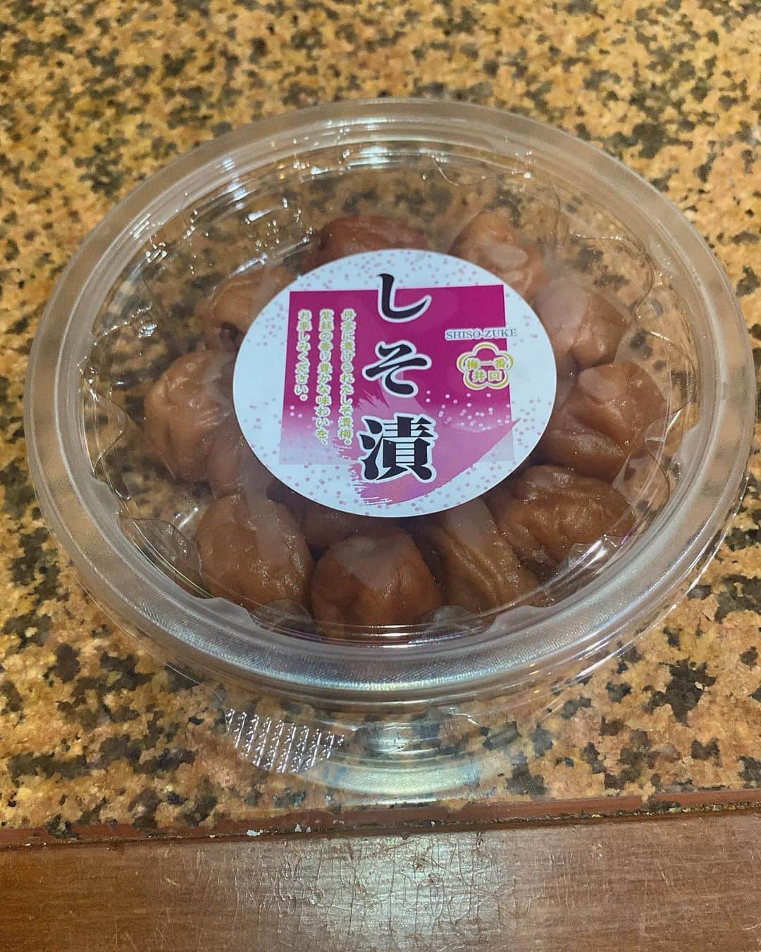 桜 稲垣早希のインスタグラム：「ついに我慢できずにスーパーで高っかい梅干しを購入してしまいました🥲💕  梅干しが大好きなのですが、タイで買うとまぁまぁなお値段、、  こちらは一パック1000円でした。  が、半年の我慢がついに爆発し買ってしまいました🤤✨  すっぱい梅干しが好きで、蜂蜜とか鰹節とかそういうのじゃなく、シンプルに塩とシソの味がするものが好きです  タイ在住のみなさんはどこで梅干し買ってますか？？ おすすめあれば教えて欲しいです🙇  我が家は、自炊するときは日本食です。 てかそれ以外作れない、、  タイでも日本と全く同じ食材でお味噌汁作れるし納豆も、生で食べられる卵も手に入るしとてもありがたいです、、 納豆は種類によってはめちゃくちゃ高いですが😂  うちはいつも社長さんの納豆というやつです。 タレが付いてないのですが元々付いてるタレはあまり使わないし、豆の食感が少し硬めで好きです😊 野菜嫌いのトニーも納豆は毎日食べてくれます。  日本米もスーパーに売ってるので家で炊くときは日本米食べてます。  39年間身体に染み付いた日本の味ですからやっぱり定期的に食べたいし、食べると胃も落ち着きます。  移住前や、一時帰国の時に頂いたお出汁類がめちゃくちゃ重宝してます。  私も誰か移住する時には出汁パック大量に贈ろうと思いました。  予想以上に身体が出汁を欲します  #桜稲垣早希 #タイ移住 #りおなり #3歳男の子育児 #日本食 #梅干し」