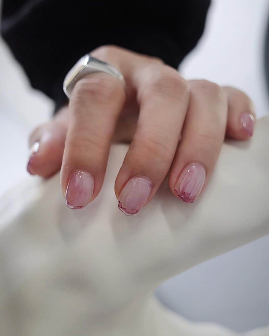 北岡りえのインスタグラム：「先端フレンチみたいな秋仕様 ❍  #shortnails  #nuancenail  #秋ネイル」