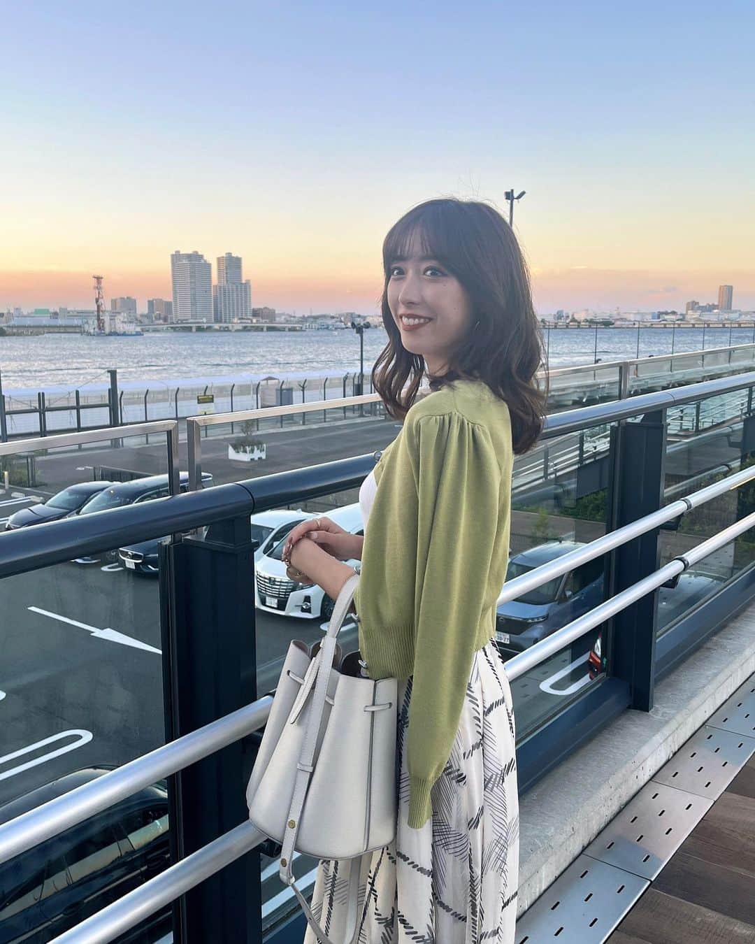 依田奈波さんのインスタグラム写真 - (依田奈波Instagram)「☁️  夕方頃に風が吹いていると お散歩もしやすい季節になってきて嬉しい🫶🏻  みなとみらいの淡い空の色が とても綺麗だったな😌」9月18日 11時21分 - nanami_yoda