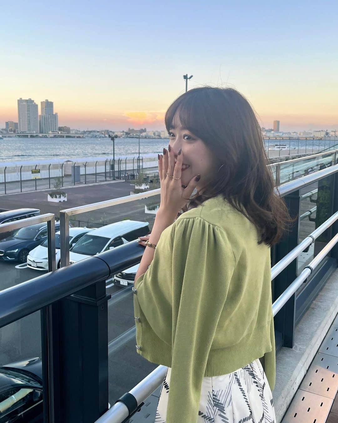 のインスタグラム：「☁️  夕方頃に風が吹いていると お散歩もしやすい季節になってきて嬉しい🫶🏻  みなとみらいの淡い空の色が とても綺麗だったな😌」