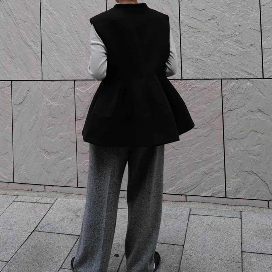 正中雅子さんのインスタグラム写真 - (正中雅子Instagram)「wool like forme vest🤍🖤  昨日はまだ暑かったからショーパン合わせで🩶  独特なフォルムがどの角度から見ても美しいこのベスト☺︎  トワルで何回も修正して立体感を大切にしたベストです☺️  #MACHATT #masaco服」9月18日 11時21分 - masacoshonaka