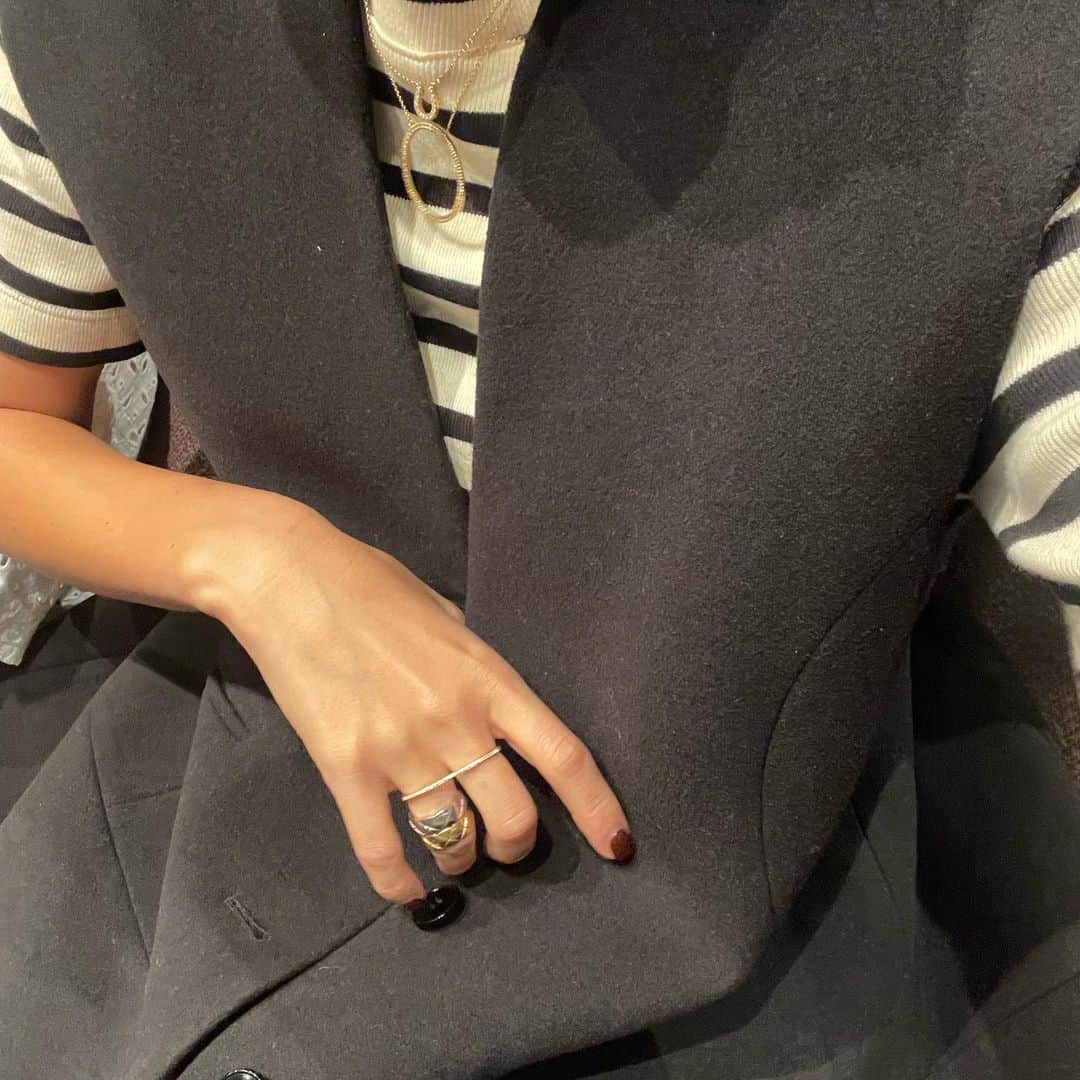 正中雅子さんのインスタグラム写真 - (正中雅子Instagram)「wool like forme vest🤍🖤  昨日はまだ暑かったからショーパン合わせで🩶  独特なフォルムがどの角度から見ても美しいこのベスト☺︎  トワルで何回も修正して立体感を大切にしたベストです☺️  #MACHATT #masaco服」9月18日 11時21分 - masacoshonaka