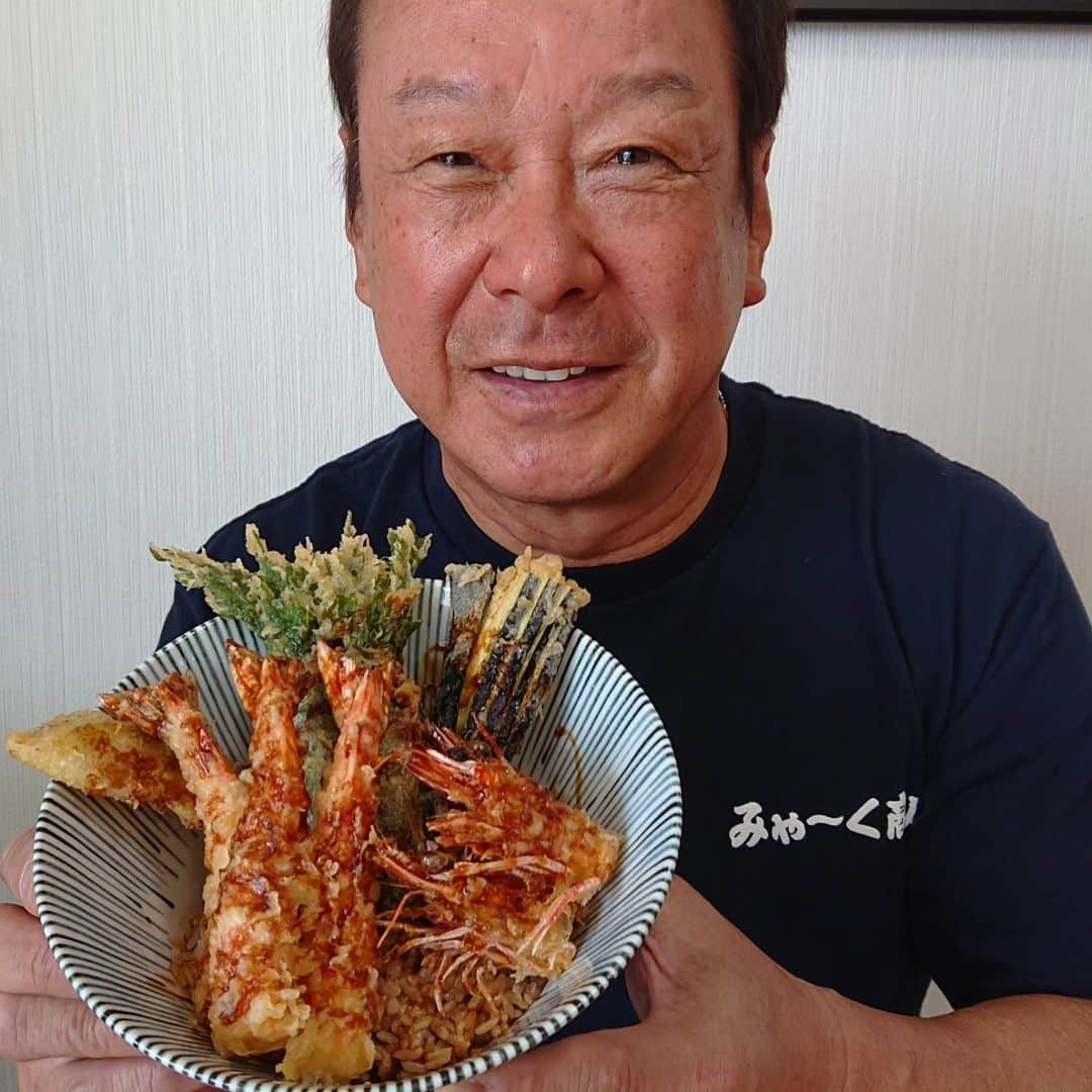 森末慎二さんのインスタグラム写真 - (森末慎二Instagram)「🦐みやーく商店です。  宮古島は蒸し暑く今日も何処かで通り雨☔です。気温31度熱中症に注意してください。  お店は通常通りの営業です。 宮古島産車海老天丼食べに来てください。お待ちしています。  お店電話番号  0980-79-9292 田中店長　070-8429-7387 お昼ランチはオープン11:30〜14:30ラストオーダー15:00です。夜の🏮居酒屋は17:30から21:00です。予約のお電話お待ちしています。定休日は水曜日、木曜日、日曜日はランチのみの営業です。#みゃーく商店  #宮古島 #天丼 #宮古島野菜 #宮古島ランチ #宮古島グルメ #車海老 #グルクンの天ぷら #宮古島ごはん #宮古島天丼 #宮古島海老天丼 #沖縄天丼 #海老天丼 #海老 #島食材 #沖縄宮古島 #沖縄 #パパイアの天ぷら   #車海老天丼  #okinawa #居酒屋#miyakojima #森末慎二 #morisue shinji #TUBE #前田亘輝 #BEGIN  #サザンオールスターズ  #松田弘」9月18日 11時21分 - morisue_shinji