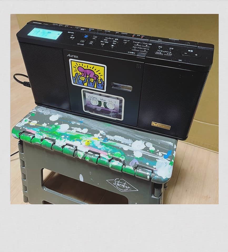かせきさいだぁのインスタグラム：「アトリエでCDやラジオ聴いてる、CDラジオ二号機❤️一号機は展覧会の為に買ったんだけど、液晶部分が不良品で返品交換をAmazonにお願いしたら秒で新品が届いた！ 同じステッカー買って貼ったりして、アホだね〜と思う」