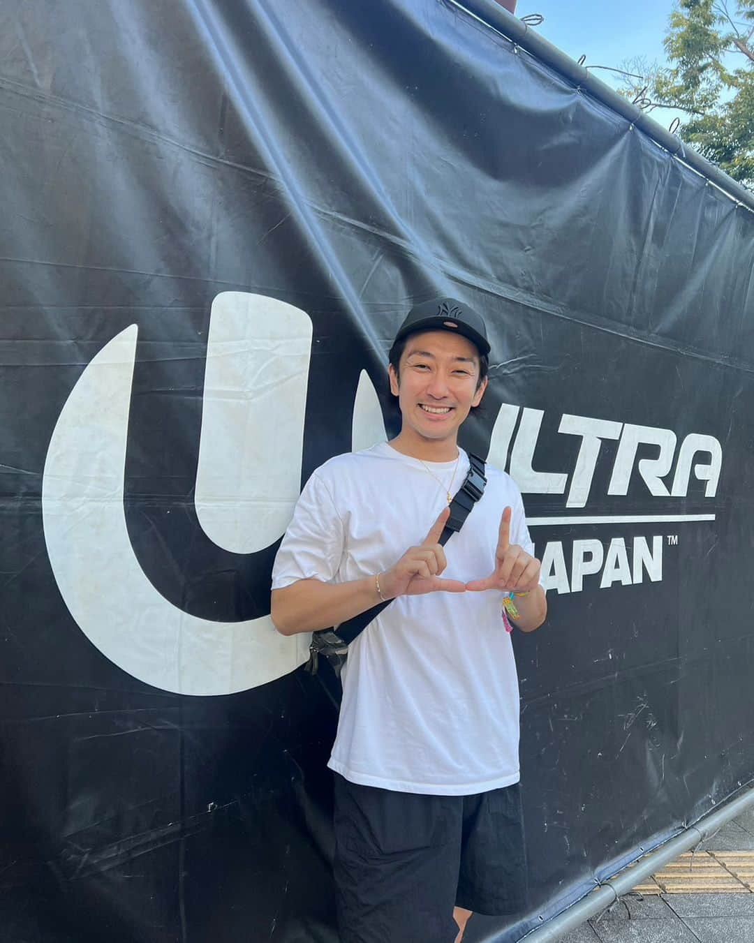 田村一将さんのインスタグラム写真 - (田村一将Instagram)「2016年ぶりのUltraJapan に参加✌️ 暑かった、酸素足りなかった、足きつかった😂 でもめちゃくちゃ楽しかったなー👏  前の方でDJ見てて思ったんだけど、 会場の誰よりもDJ本人が楽しんでて、 人を楽しませるためにはまず自分が楽しまないといけないんだなって思った👌 あと彼らも仕事でやってるわけで、大変なこと辛いこと沢山乗り越えてあのステージで誰よりもあの場を楽しんでる姿を見ると、プロフェッショナル意識をすごく感じました😊 ちと違った視点なのかもしれないけど、どんなことでもプロの仕事を見るということは何かしらの学びにもなるなと改めて感じた。本当に行ってよかった👏  #ultrajapan #ultrajapan2023 #お台場」9月18日 11時25分 - tam211