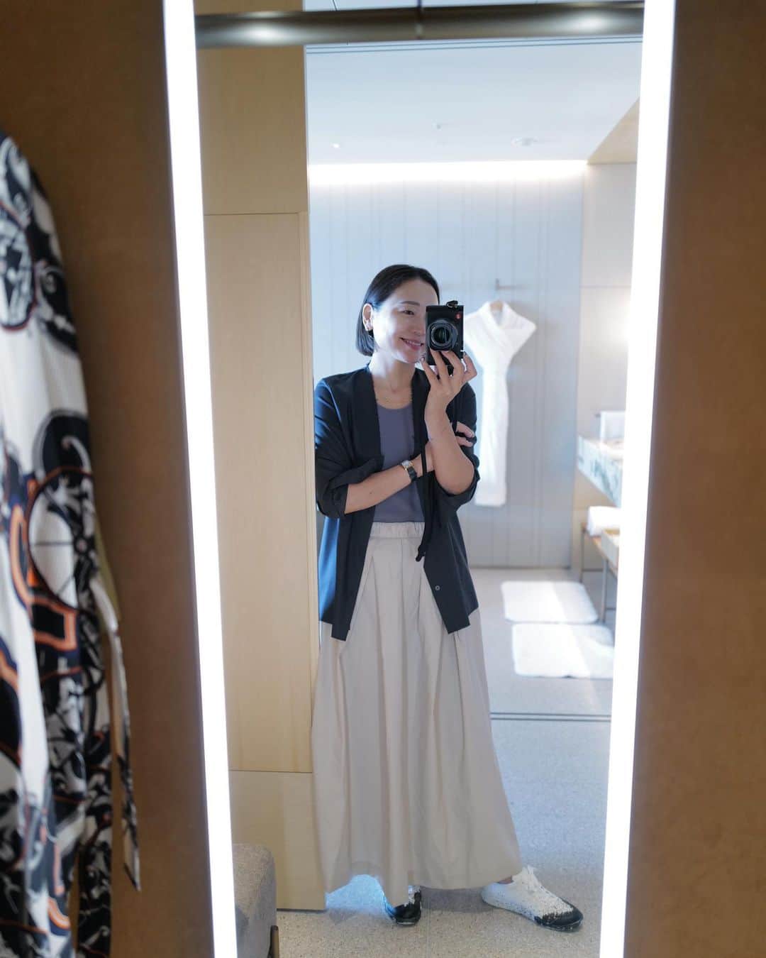 のインスタグラム：「少し涼しくなってきたので着てみました 雨の日でも穿けるTucked Maxi Skirt @thecure_official_ × @yuko.lifestyle  オーダーして下さった皆様のお手元にも届きましたでしょうか？  スニーカーにブーツにサンダルに色々合わせて 穿いてくださいね♡  #life #work #fashion」