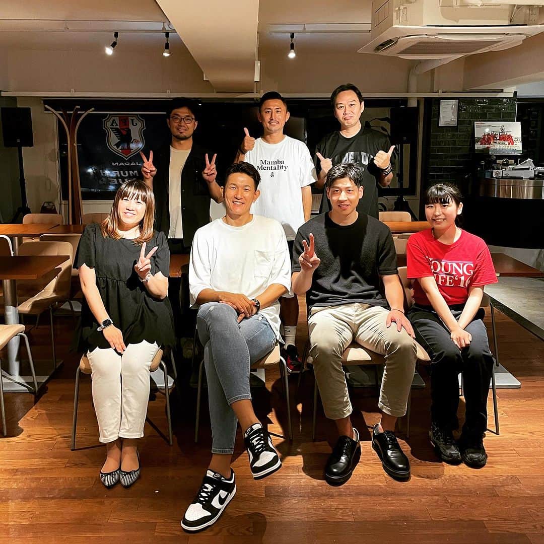 川村卓也のインスタグラム：「. 9/16 神戸駅前・スポルテリアさんで 濱高のヤースーと一緒にトークショーを開催させていただきました！  全国各地から足を運んでくれる皆様にいつも心から感謝してます😭✨ 本当にありがとうございます🙇‍♂️  そろそろトークショーの枠から一歩踏み出して、アクティブなイベントを実現出来たらいいな✨と思っております✊  これからも皆さんと一緒に笑顔で過ごせる時間を作っていけたらと嬉しいなと思っていますので、ぜひ今後もよろしくお願い致します🙇‍♂️🙇‍♂️  オーナーの安永ご夫妻はじめ、スタッフの皆さんにはいつも感謝です🙇‍♂️ お食事からドリンクまで丁寧な仕事ぶりにはいつも脱帽です！  先日のバスケW杯はじめ、今はどの競技も熱い話題が多いです🔥 やっぱみんなでスポーツ観戦って素敵✨  そんな時間を過ごせるのがまさしく スポルテリアだと思います🙌 ぜひご興味ある方は足を運んでみてください✨  また皆さんに会えるのを楽しみにしています☺️✌️  (なぜかANI MCもいます😂)」