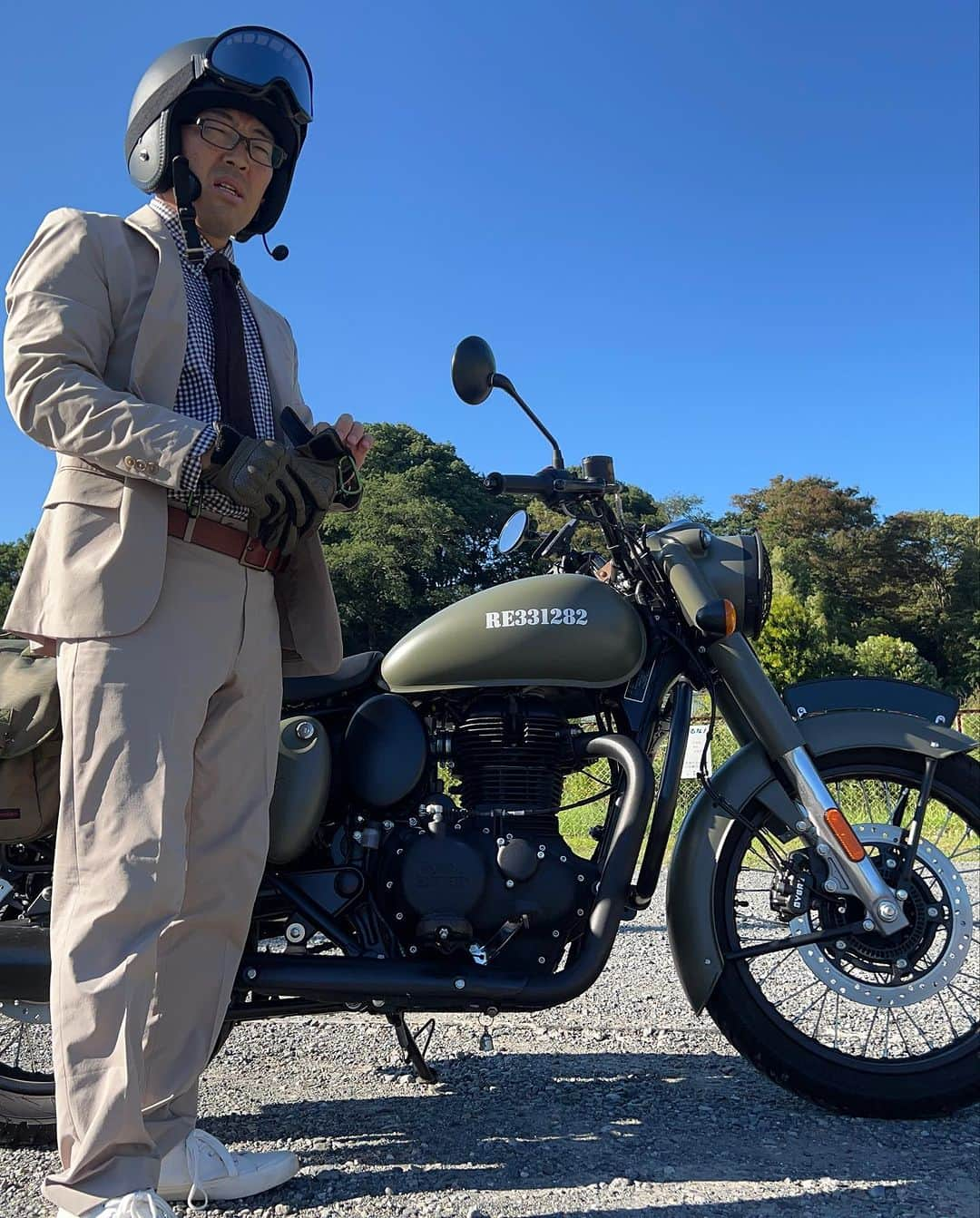 鈴木拓さんのインスタグラム写真 - (鈴木拓Instagram)「どうしてもバイクにスーツでキメたいのよ。  めちゃくちゃカッコイイと思ってるのよ。  でも俺がやるとダサいのよ。  うーん。  なんでかなぁ？  バイクはかっこいと思ってるのよ。  スタイルと顔かなー  悪いの。  カッコよくバイクにスーツ決めたいよねー  英国紳士みたいにならないねー」9月18日 11時34分 - suzukitaku.drunkdoragon