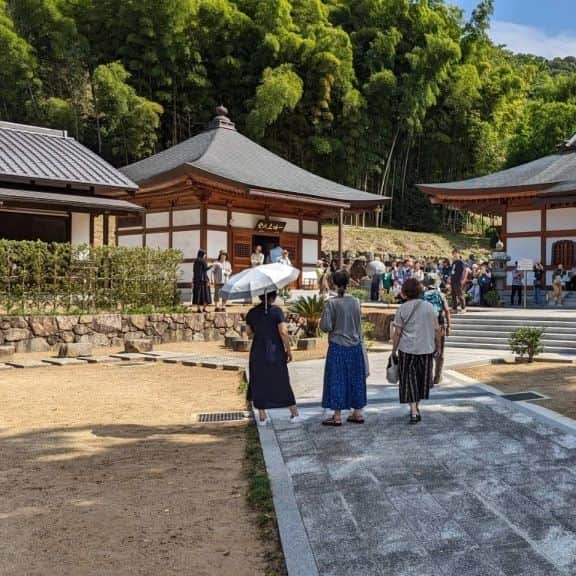 夏井いつきのインスタグラム：「【2023年度 道後俳句塾　二日目吟行会も無事終了！】 　 午前中は、吟行会。秋の暑さの中、ふうふう上人坂をのぼり、恒例の宝厳寺界隈を吟行。  黒田杏子先生の句碑の前で、皆で記念写真も撮りました。  同日、東京では、杏子先生を「偲ぶ会」が開かれておりました。  ==================== 「俳句の力に確信を持っていた」黒田杏子さんを偲ぶ会　東京新聞「平和の俳句」選者：東京新聞 TOKYO Web (tokyo-np.co.jp) ====================  午後は、選者三人による選句の発表。 濃厚な二日間でした。 参加してくれた原水仙からお便りも届いてます。  原水仙のお便り……続きはblogでね♪ http://itsuki.natsui-company.com/?eid=6982#gsc.tab=0」