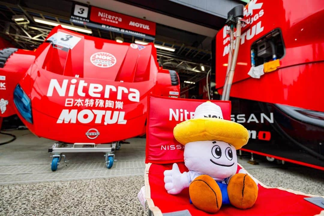 千代勝正さんのインスタグラム写真 - (千代勝正Instagram)「2023 AUTOBACS SUPER GT Round6 SUGO GT 300km RACE  沢山の応援ありがとうございました！  大きなクラッシュがありましたが、まずは山本選手に大きな怪我がなかったと聞いて、安心しました。  チームみんなの頑張りのお蔭で、貴重な2ポイントを獲得して、ランキング首位を維持することができました。  耐えるレースはここで終わり。  残り2戦、おもいっきり行かせて頂きます👊  #Niterra #MOTUL #Z #NDDPRacing #MICHELIN #NISSAN #nismo #ニテラ #モチュール #日産 #ニスモ #千代勝正  #高星明誠 #SUPERGT #スーパーGT ︎」9月18日 11時41分 - chiyokatsumasa