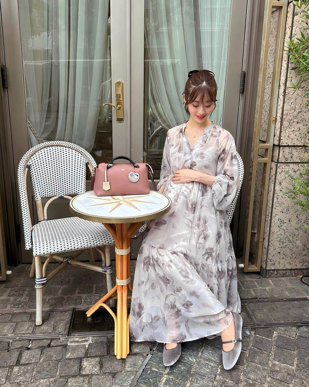 牧野結美さんのインスタグラム写真 - (牧野結美Instagram)「甘めコーデの日🎀  シフォン素材にふんわりとした柄が 大人可愛いワンピース☺️🫶🏻  肩のところが、チラッと肌見せなのも ほかにはないデザインです♡  dress… @mercuryduo_com  bag… @fendi  pierce… @hermes  ring… @tasaki_intl  shoes… @sappun_japan  ribbon… @room_rakuten   #マタニティコーデ #mercuryduo #マーキュリーデュオ #甘めコーデ #ワンピースコーデ #きれいめファッション #バイザウェイ #タサキバランス #プチプラ高見えコーデ #大人可愛いコーデ #男の子ママ予定 #妊娠8ヶ月 #プレママコーデ #プレママさんとつながりたい」9月18日 11時45分 - yumi_makino_