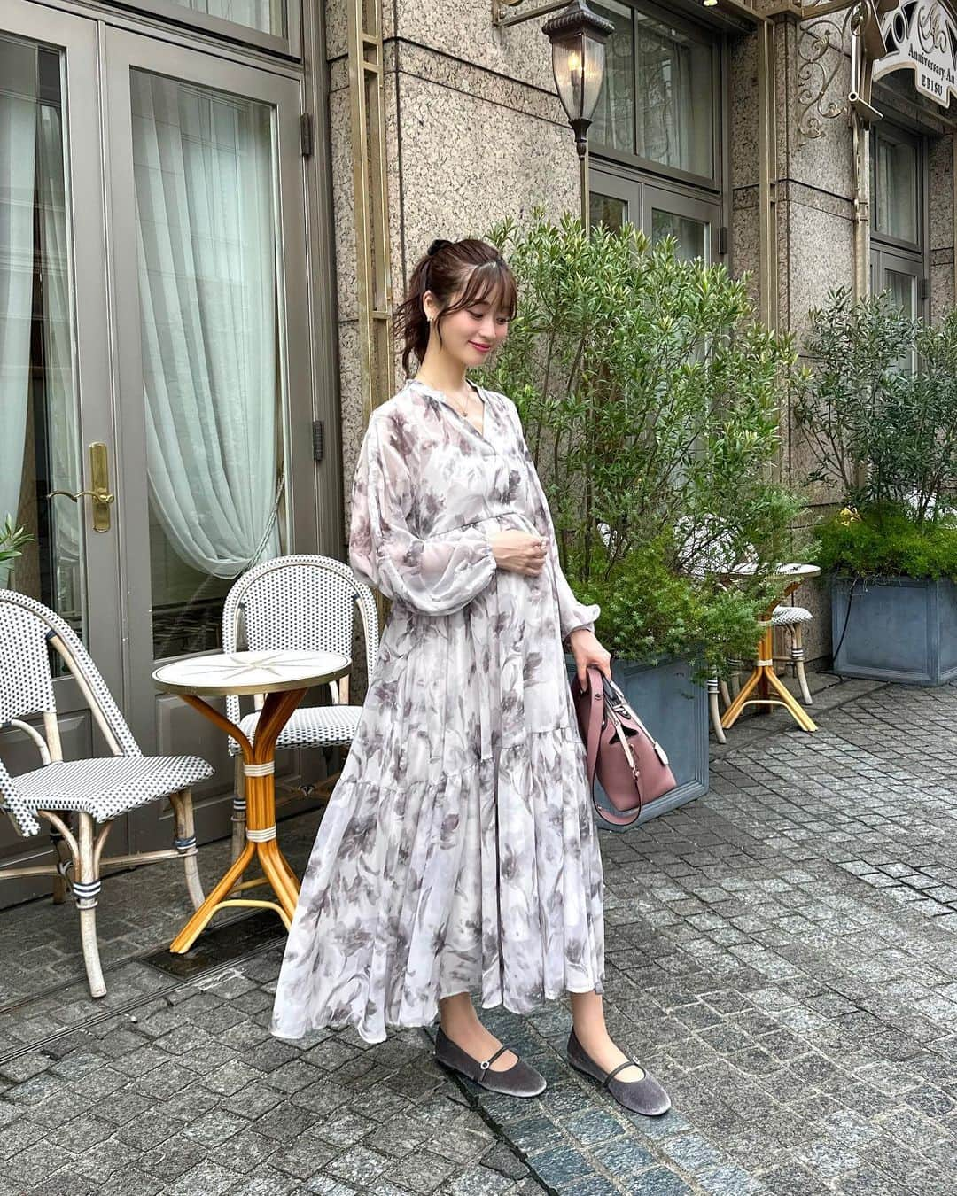 牧野結美さんのインスタグラム写真 - (牧野結美Instagram)「甘めコーデの日🎀  シフォン素材にふんわりとした柄が 大人可愛いワンピース☺️🫶🏻  肩のところが、チラッと肌見せなのも ほかにはないデザインです♡  dress… @mercuryduo_com  bag… @fendi  pierce… @hermes  ring… @tasaki_intl  shoes… @sappun_japan  ribbon… @room_rakuten   #マタニティコーデ #mercuryduo #マーキュリーデュオ #甘めコーデ #ワンピースコーデ #きれいめファッション #バイザウェイ #タサキバランス #プチプラ高見えコーデ #大人可愛いコーデ #男の子ママ予定 #妊娠8ヶ月 #プレママコーデ #プレママさんとつながりたい」9月18日 11時45分 - yumi_makino_