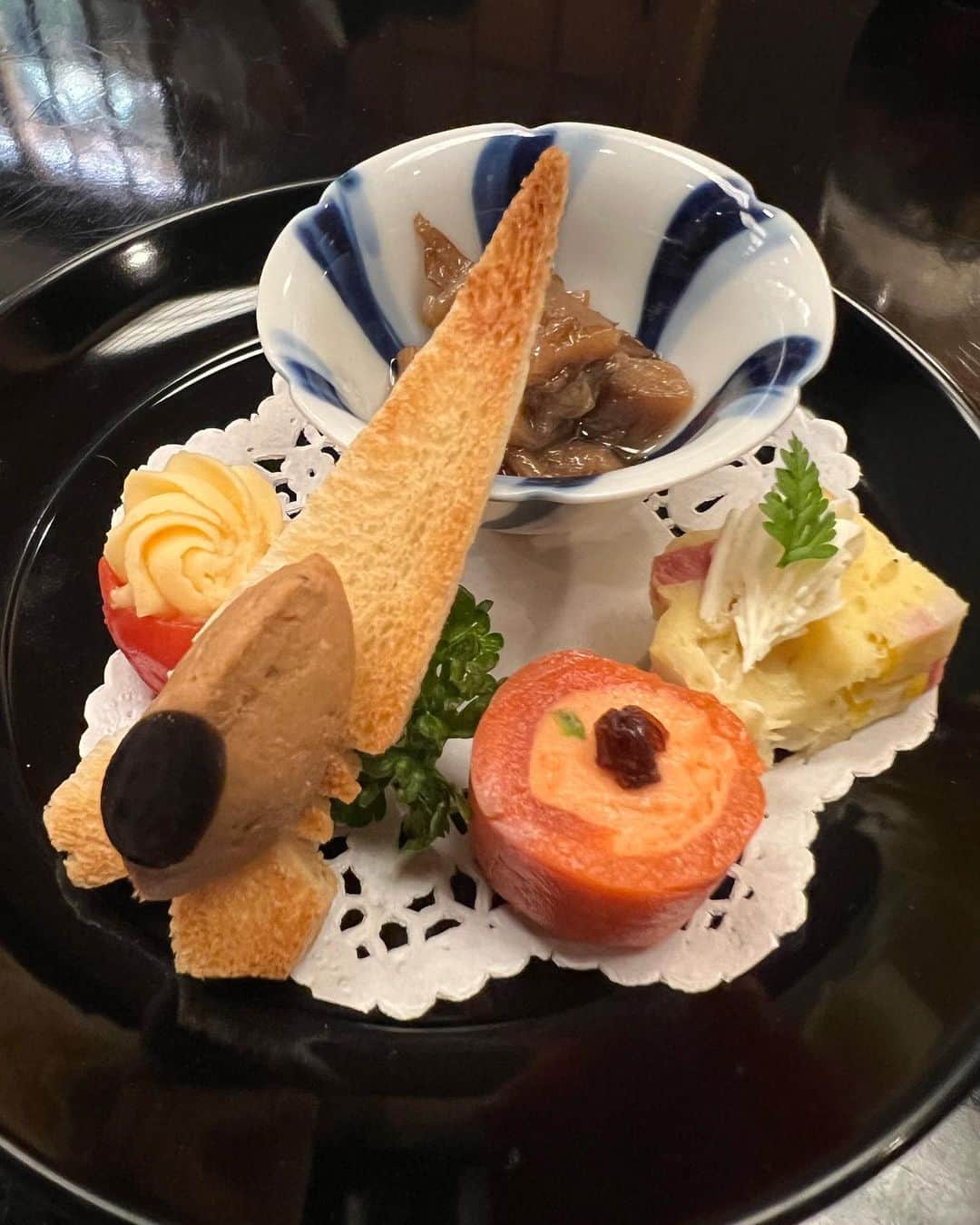 甘糟記子さんのインスタグラム写真 - (甘糟記子Instagram)「京都初日の夕飯は、先斗町にあるフランス懐石禊川さんへ！ @miso.gui_official   昔から大好きなお店で、おばあちゃんの家の斜め前くらいということもあり、ずっとお世話になってます(๑>◡<๑)  ここはお箸でいただくフランス料理なのですが、 見た目も本当に素敵で美味しいの╰(*´︶`*)╯♡ 締めがお茶漬けってとこも良い(≧∀≦)  そして何よりお店の方々があたたかくて、京都らしい粋なところもあり、いつも感動しっぱなしです\(//∇//)\  おばさま方もそれは楽しそうで（笑）  帰る時もみんなの姿が見えなくなるまでずっとお見送りしていただき、二軒目と向かうおばさま方でした（笑）  毎回行きたくなる大好きなお店です！  #フレンチ懐石#フランス懐石#禊川#先斗町グルメ#京都グルメ#親子旅#先斗町」9月18日 11時46分 - norihey924