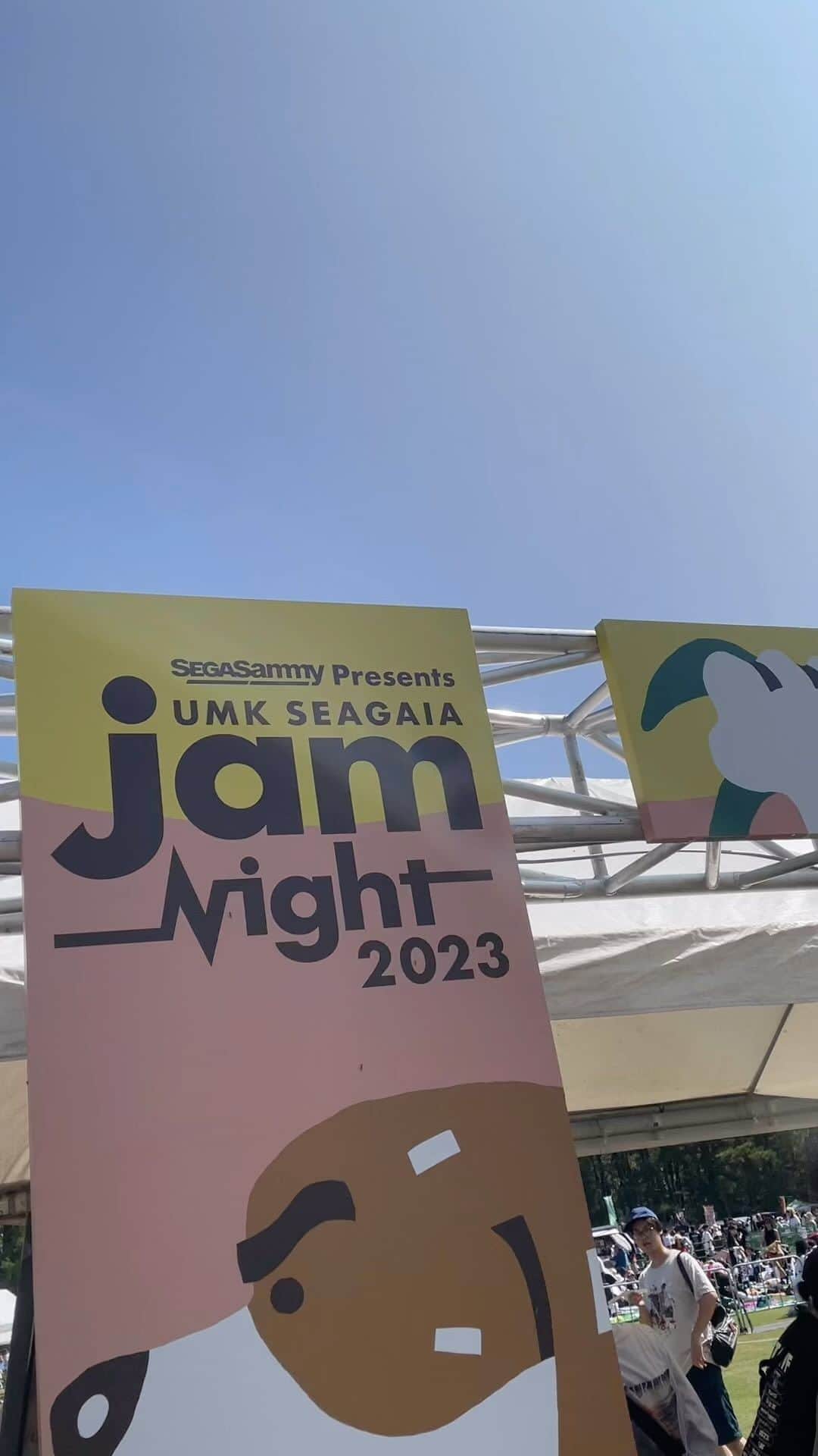 のインスタグラム：「UMK SEAGAIA JamNight スタートしました！ 会場内にはたくさんの飲食店舗も出店しております！ みなさん、盛り上がりましょう！！  シェラトン2階アクティビティーセンターでは、当日券とと温泉回数券がセットになったチケットを本日も販売中です！ #シーガイア #jamnight」