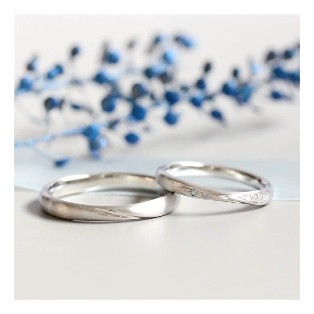 ith / イズ オーダメイド結婚指輪さんのインスタグラム写真 - (ith / イズ オーダメイド結婚指輪Instagram)「何よりも幅にこだわりお仕立て。  精密な指輪の形をより活かすような セミマットな質感で落ち着きのあるデザインへ。  女性の指輪にはさりげなく一石だけ ブルーダイヤモンドを忍ばせました。  どこも欠けては お二人の指輪は完成しない こだわりのひと組になりました。  ▽ 指輪について 結婚指輪(男性)：カンタービレ Pt950：121,000円〜  結婚指輪(女性)：カンタービレ Pt950：126,000円〜  お問い合わせコード：24500  ***********************************  ⧉ ith 公式WEB @ith_marriage アカウントTOPへ  ☞ プロフィールURLをタップ  ⧉ 暮らしに寄り添うジュエリー ith online store ☞ @ith_jewelry  ***********************************  #結婚指輪 #マリッジリング #婚約指輪 #エンゲージリング #カスタマイズ #オーダーメイド #手仕事 #職人 #アトリエ #こだわり #ブルーダイヤモンド  #ブルーダイヤ #マット #ヘアライン #ツイスト #プラチナ」9月18日 11時50分 - ith_marriage