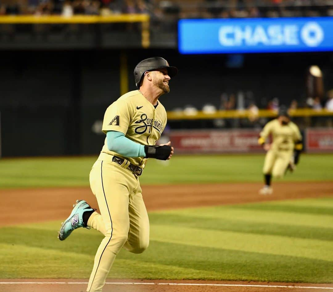 エバン・ロンゴリアのインスタグラム：「This is the reason we play the game…This joy…Being in a playoff race in the last 2 weeks of the season…hugging the brothers who I’ve spent 7 months with, putting in countless hours of unseen work. These guys have taken us to the brink of something special.  Arizona has been my off-season home for 14 years but this year it’s work and home. It’s been amazing to have my family close to me, sleep in my own bed, and come to work at a place where we are on the edge of doing something we believed but not many saw coming!  I’m excited for the final push. Let’s do it together @dbacks fans!  Shoes by @newbalancebaseball and painted again by @brushedbysophh」