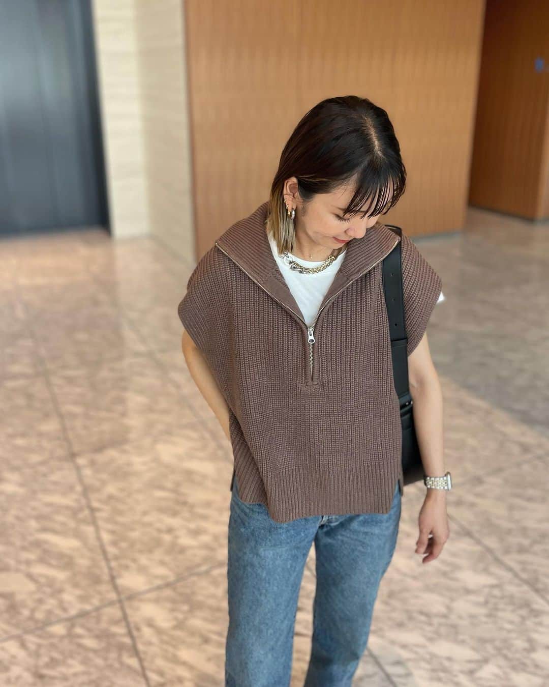 のインスタグラム：「2023/09/18  .  今朝起きたら全身すごーく 浮腫んでました🤗 なーぜー？😇寿司とビールのせい？  .  @hunch_official_w  ハーフジップニット🐻  ゆるっとしたシルエットが可愛くて 半袖でも長袖にも合わせてかわいいやつ🩷 今から冬まで長く使えそう✨  . .  #hunch #ハンチ #hunch_ootd」