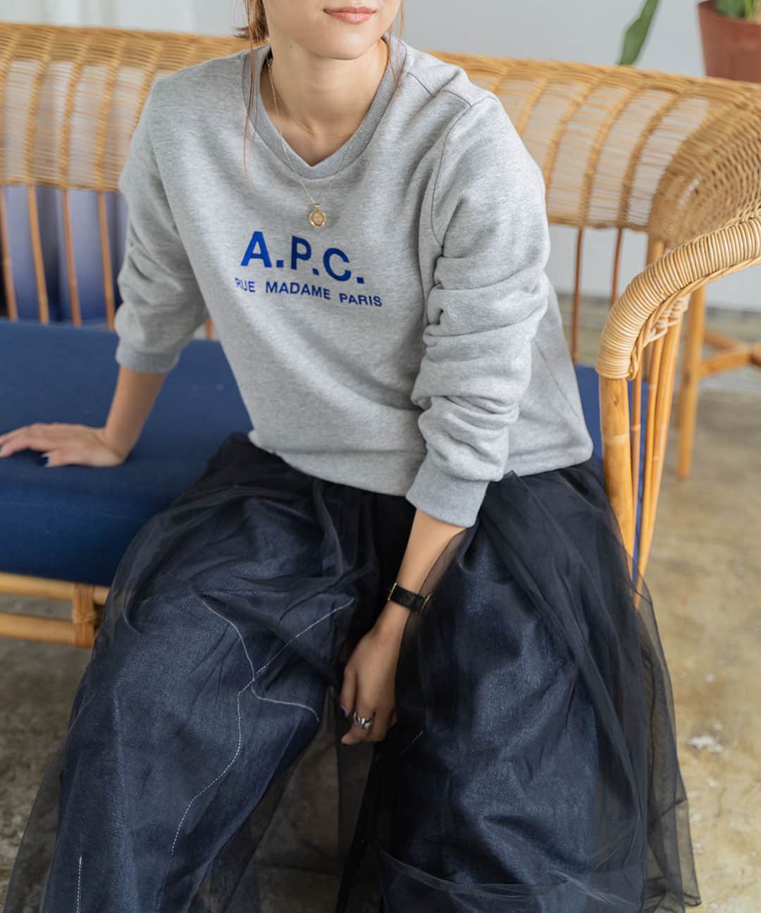 のインスタグラム：「-今年もフリークス ストア限定仕様で登場！-  A.P.C.定番のロゴアイテムをサイズ・刺繍やボディの色までこだわったフリークス ストアでしか手に入らないスペシャル仕様に。 今年気になる太めのパンツでメンズライクに、トレンドのチュールやシアーアイテムと合わせればフェミニンに雰囲気をシフトできます。  A.P.C. × FREAK'S STORE 別注SWEAT TINA 問い合わせ番号:1123046300221 価格:¥31,900(tax in)  カラー:ナチュラル/チャコールグレー サイズ:ONE SIZE  ▶︎画像をタップして商品情報をチェック！  ≪開催中のキャンペーン≫ 会員様限定10%OFFキャンペーン開催中❗️ タイムセールと最大1,500円OFFのクーポンでもっとお得😳 ▶詳細はTOPページ( @freaksstore_official )のURLからNewsをご覧ください。  #freaksstore #フリークスストア #freaksstore23fw #freaksstoreofficial #freaksstore_women」