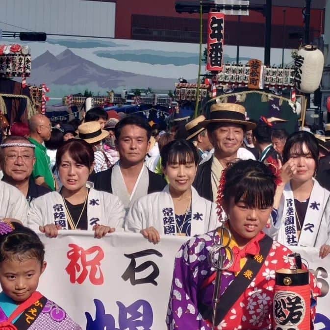 青山大人さんのインスタグラム写真 - (青山大人Instagram)「#石岡のお祭り 😃👍🔥🔥  今年も無事に開催されました。#常陸國總社宮 から、神様の移られた御神輿が町内を進みます。地元のエネルギーが炸裂します🌾👏👏😃 #輪番町 、関係各位の皆様、お疲れ様でした。素晴らしい開催をありがとうございました😃  今年は駅前で#モルドバワイン もお祭りに参加😆🍷 青山は日本モルドバ議連の事務局次長です。そのご縁で、#モルドバ 共和国大使館から参事官らも駆けつけました。#日本のお祭り 、石岡のお祭りに圧倒されていました😳😃🎇。  #石岡市　#石岡　#石岡のおまつり　#青山やまと #茨城6区 #祭」9月18日 11時55分 - aoyamayamato
