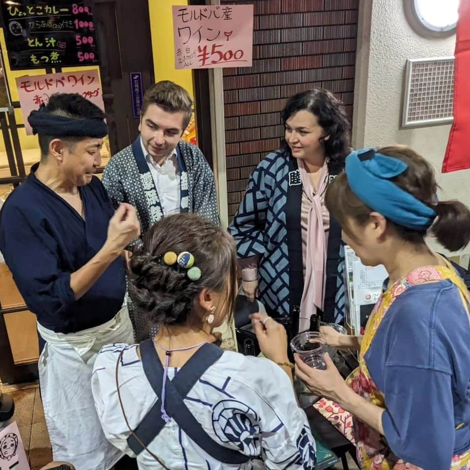 青山大人さんのインスタグラム写真 - (青山大人Instagram)「#石岡のお祭り 😃👍🔥🔥  今年も無事に開催されました。#常陸國總社宮 から、神様の移られた御神輿が町内を進みます。地元のエネルギーが炸裂します🌾👏👏😃 #輪番町 、関係各位の皆様、お疲れ様でした。素晴らしい開催をありがとうございました😃  今年は駅前で#モルドバワイン もお祭りに参加😆🍷 青山は日本モルドバ議連の事務局次長です。そのご縁で、#モルドバ 共和国大使館から参事官らも駆けつけました。#日本のお祭り 、石岡のお祭りに圧倒されていました😳😃🎇。  #石岡市　#石岡　#石岡のおまつり　#青山やまと #茨城6区 #祭」9月18日 11時55分 - aoyamayamato